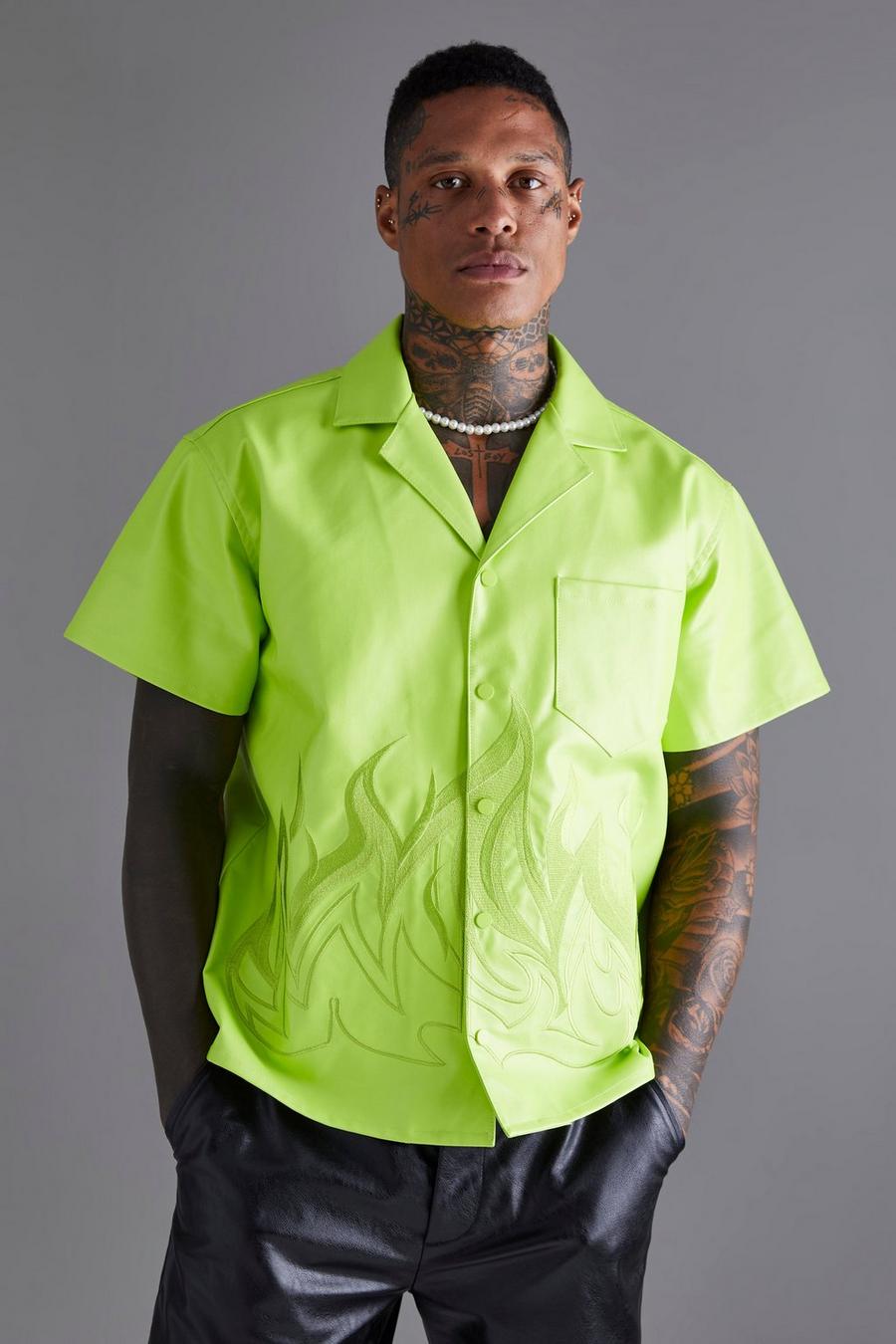 Camicia squadrata a maniche corte in PU con applique di fiamme e rever, Green