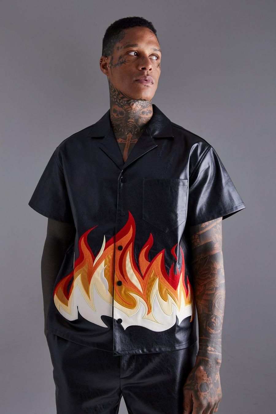 Camicia squadrata a maniche corte in PU con stampa di fiamme e rever, Black