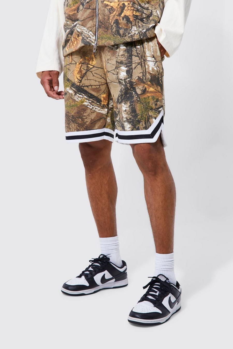 Pantalón corto holgado de largo medio estilo baloncesto con estampado de camuflaje, Khaki image number 1