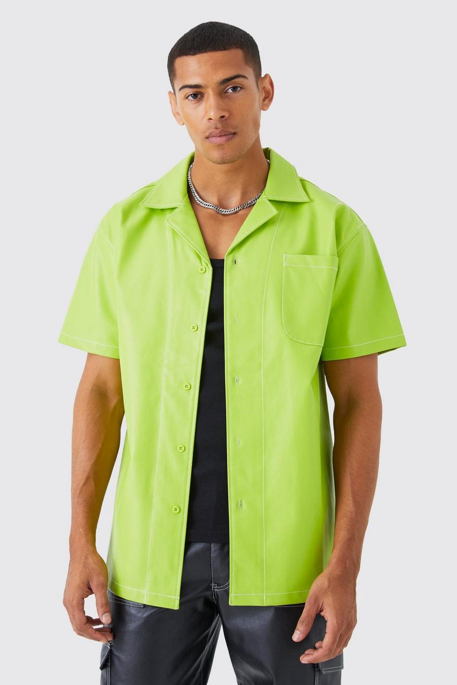 Camisa oversize de manga corta y cuero sintético con costuras en contraste, Lime