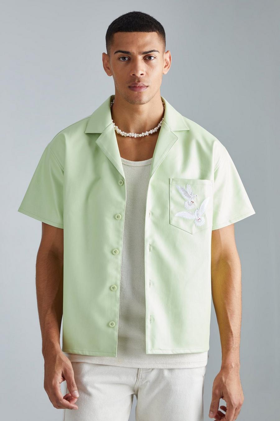Camisa recta de manga corta y cuero sintético con bordado, Green