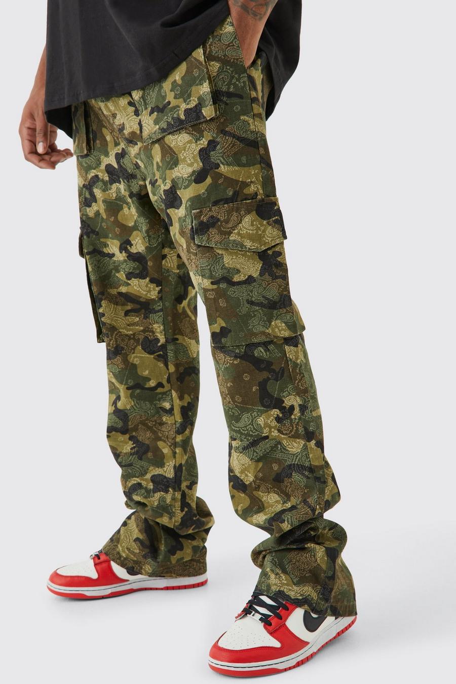 Pantalón Plus ajustado cargo de camuflaje con pernera plisada y estampado bandana, Khaki