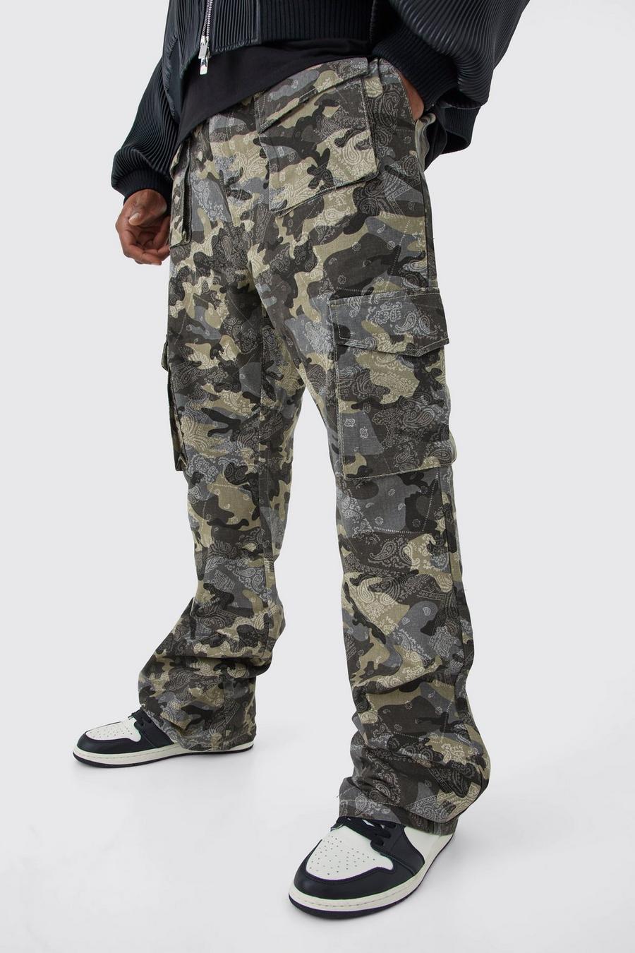 Pantaloni Cargo Plus Size Slim Fit in fantasia militare a bandana con pieghe sul fondo e pieghe sul fondo, Light grey