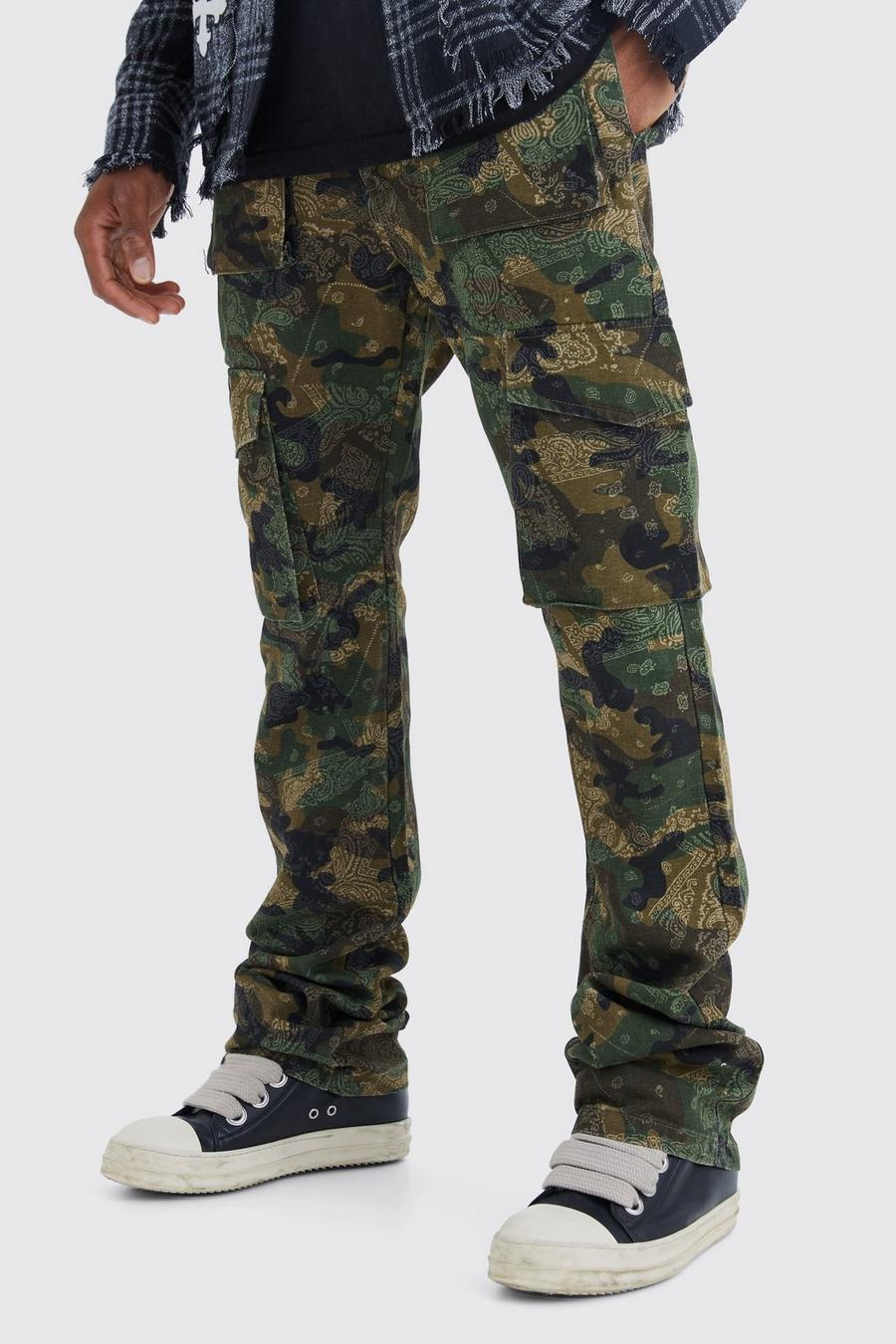 Pantaloni a zampa Slim Fit in fantasia militare in fantasia a bandana con pieghe sul fondo, Dark green