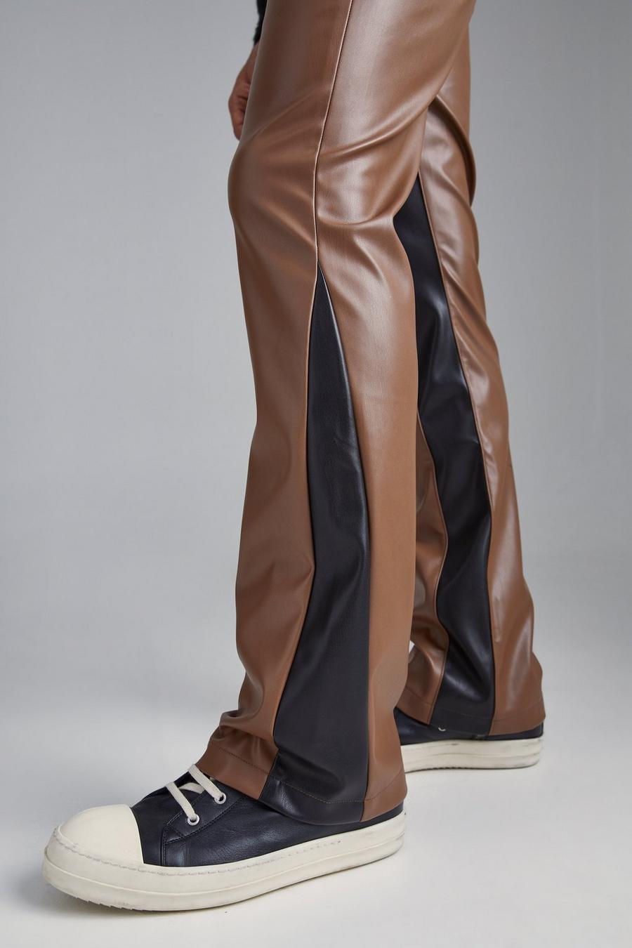 Pantalón de campana ajustado con cintura fija y refuerzo de cuero sintético, Chocolate
