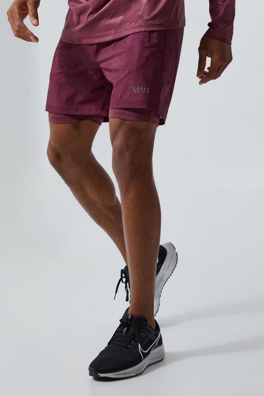 Man Active 2-in-1 Shorts mit Camouflage-Print, Maroon