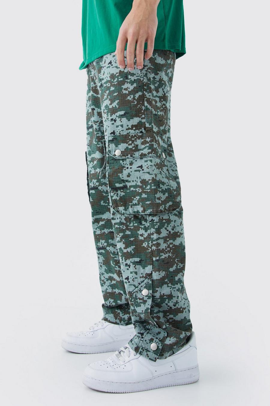 Pantalón cargo de pernera recta con estampado de camuflaje 3D, Khaki image number 1