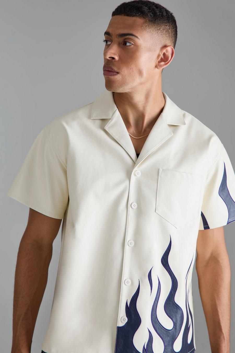 Kurzärmliges kastiges PU-Hemd mit Flammen-Print, Ecru