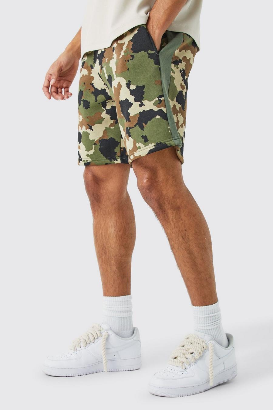 Khaki Kamouflagemönstrade shorts med sidopaneler