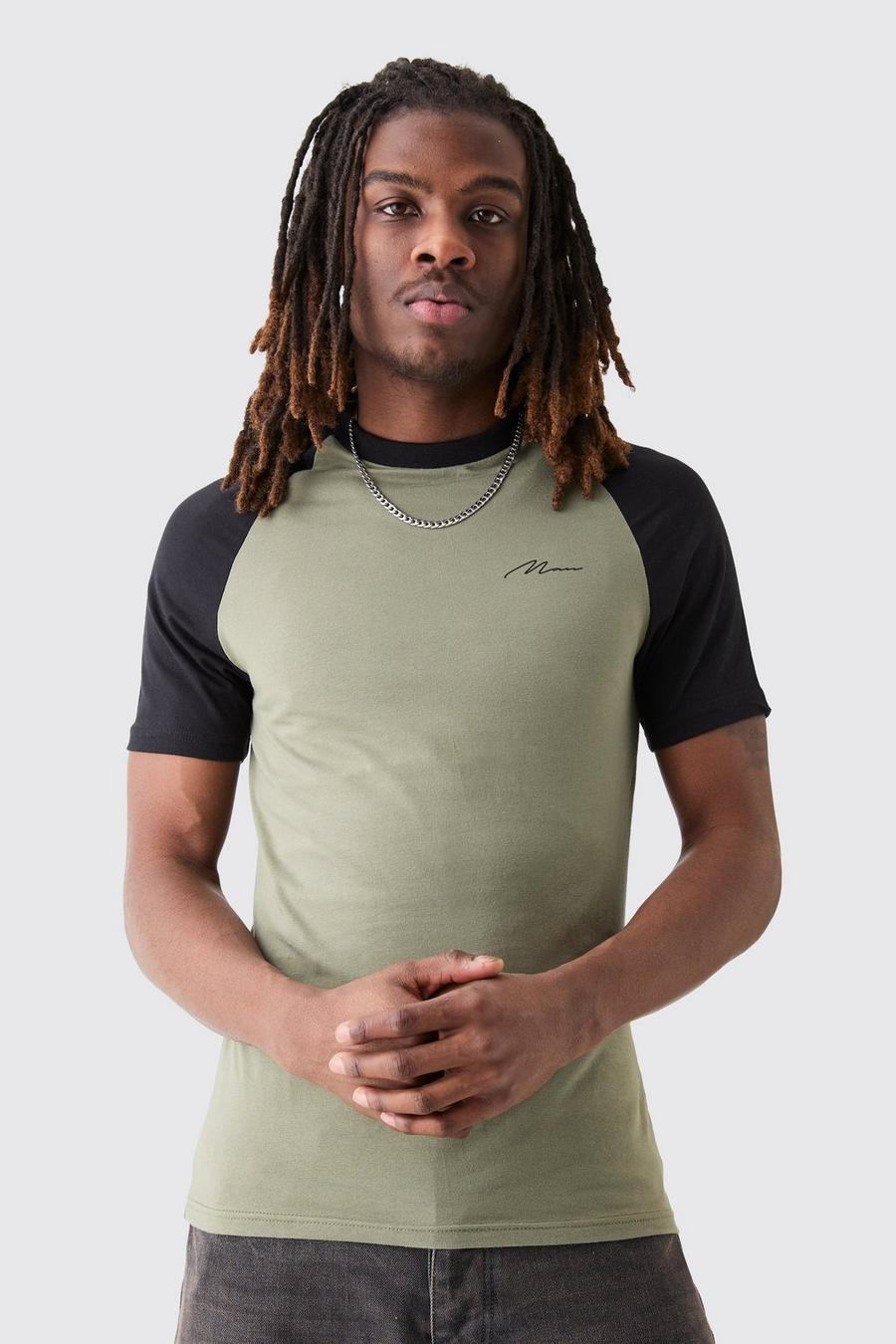 Camiseta de ranglán con firma MAN ajustada al músculo, Olive