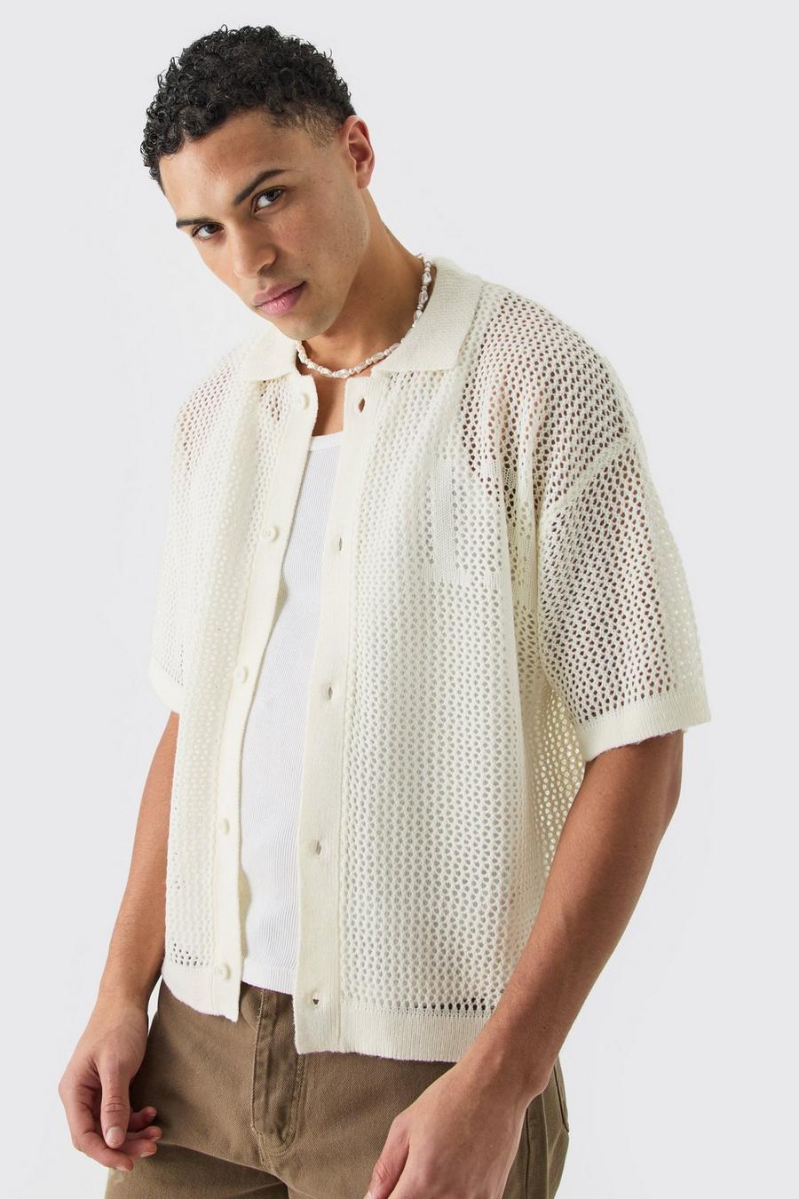 Camisa de manga corta recta de punto calado con estampado universitario en color crudo, Ecru
