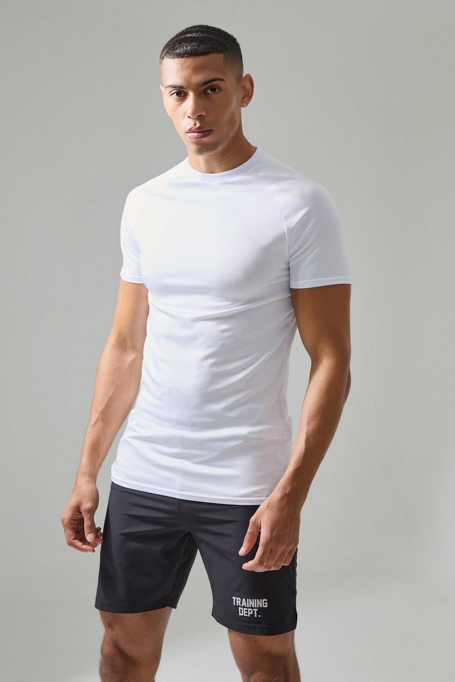 Camiseta MAN Active ligera de ranglán ajustada al músculo con estampado Essentials, White