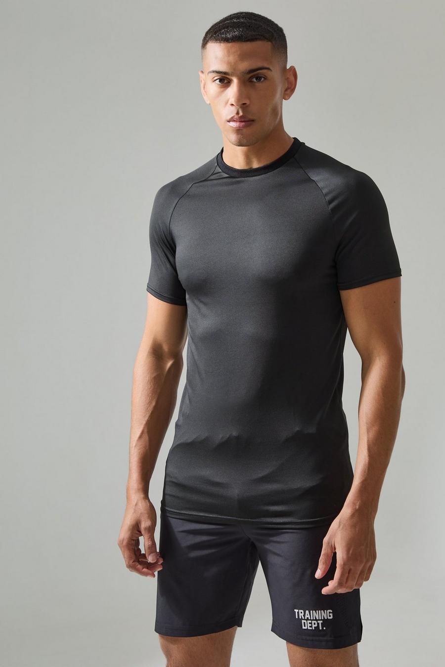 Camiseta MAN Active ligera de ranglán ajustada al músculo con estampado Essentials, Black image number 1
