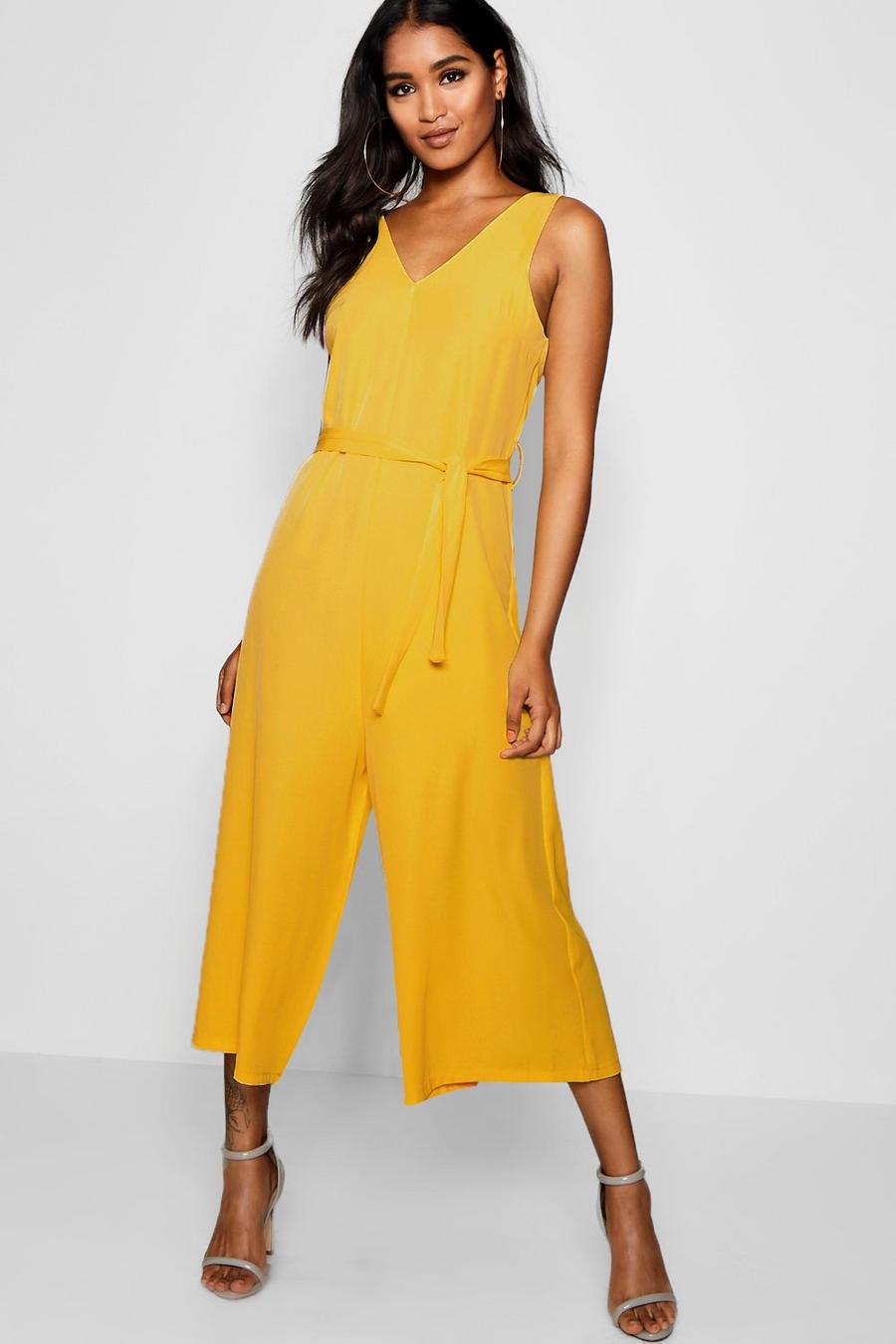 Yellow Ärmlös jumpsuit i minimalistisk stil image number 1