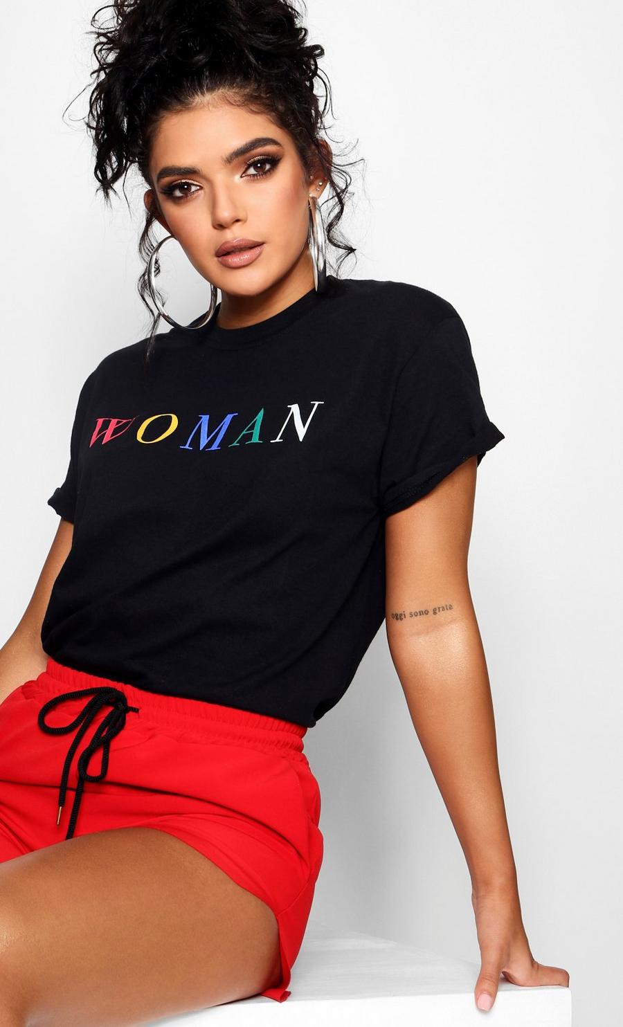 Camiseta Woman con eslogan en letras arcoíris, Negro image number 1