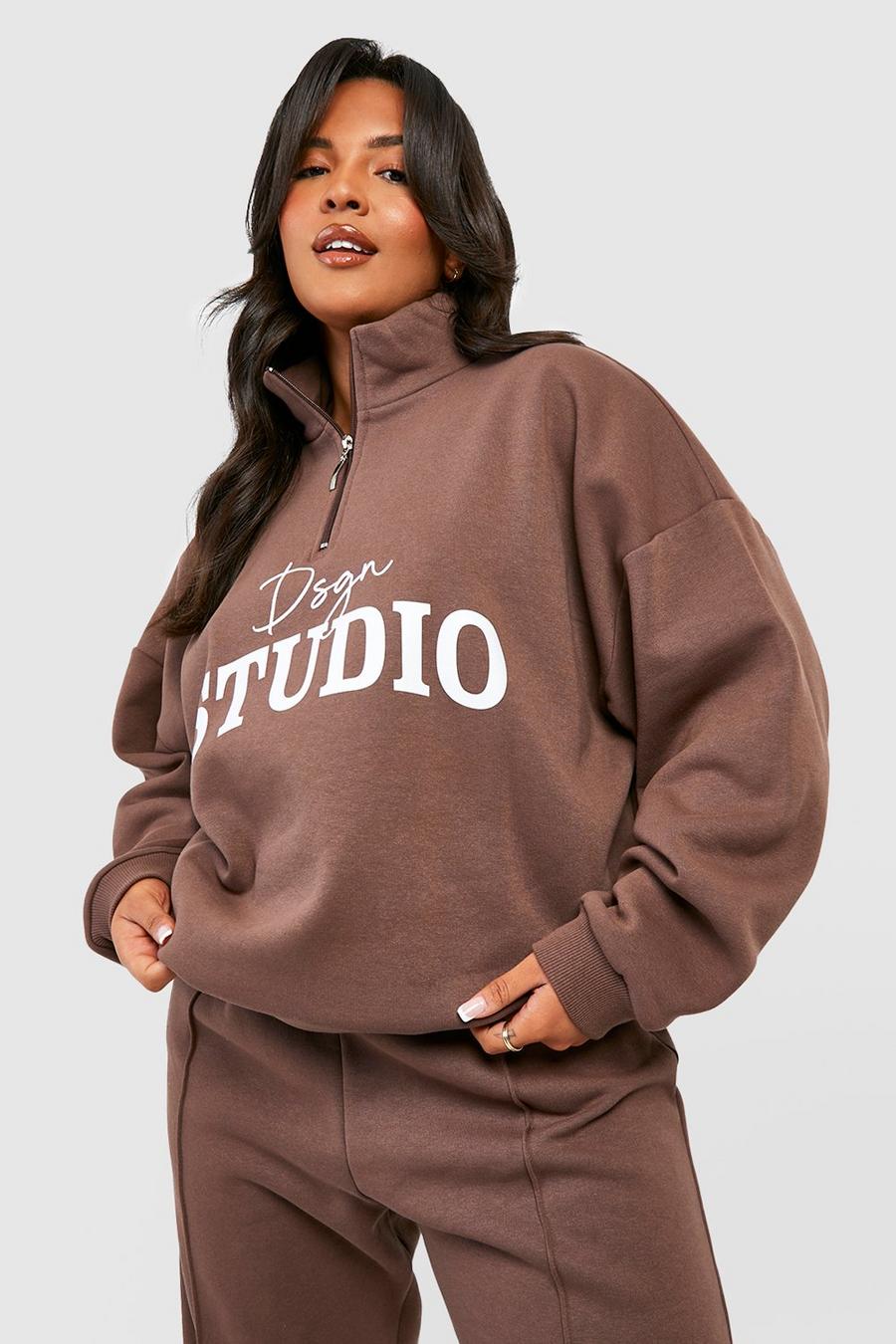 Plus Sweatshirt mit Dsgn Studio-Schriftzug und halbem Reißverschluss, Chocolate