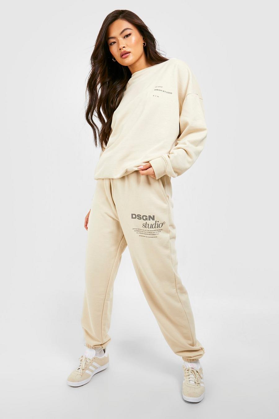 Pantalón deportivo de tela rizo gruesa con botamanga y eslogan Dsgn Studio