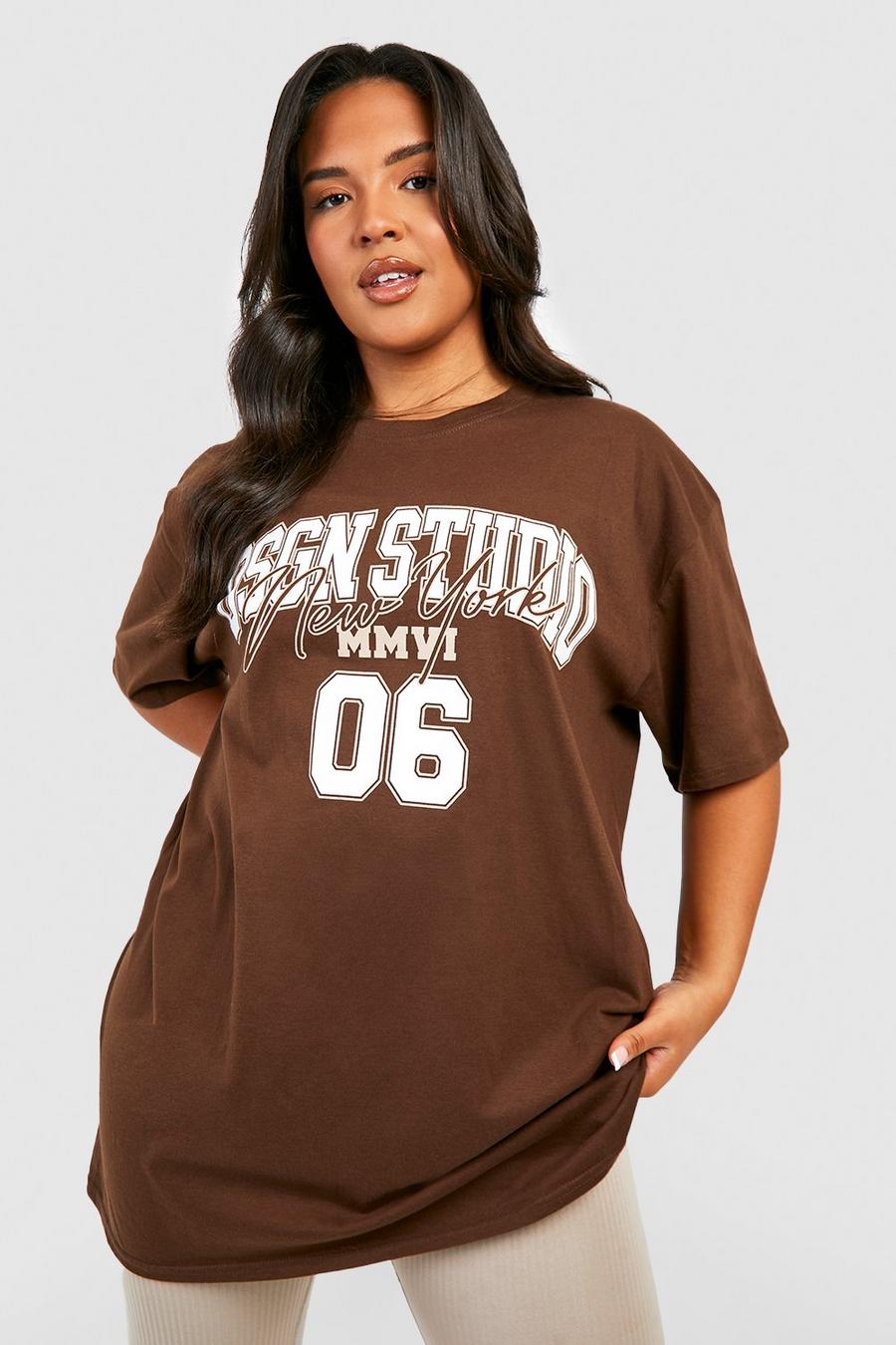 Camiseta Plus oversize con estampado universitario Dsgn Studio, Chocolate