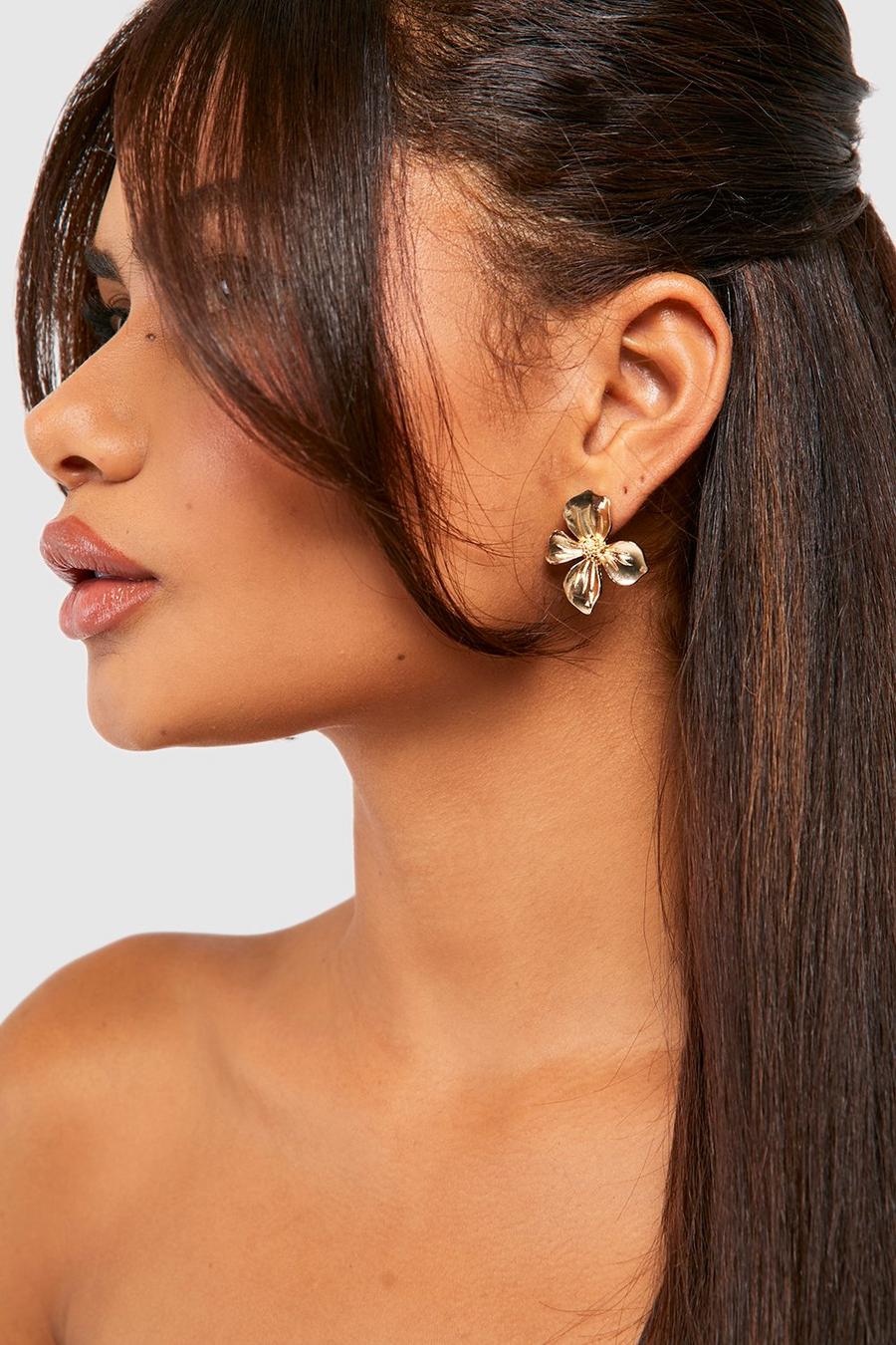Gold Polished Flower Stud Earring image number 1