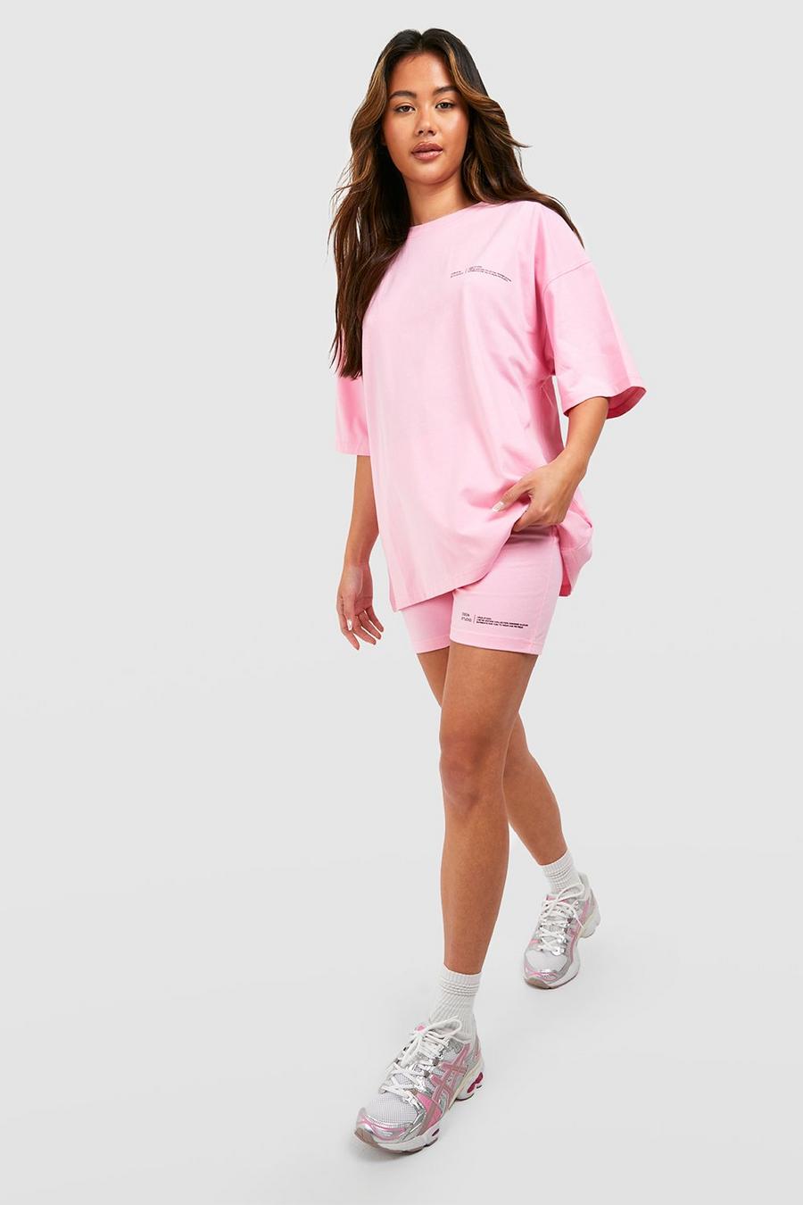 Pink Oversized Dsgn Studio T-Shirt Met Tekst En Fietsbroekje Set
