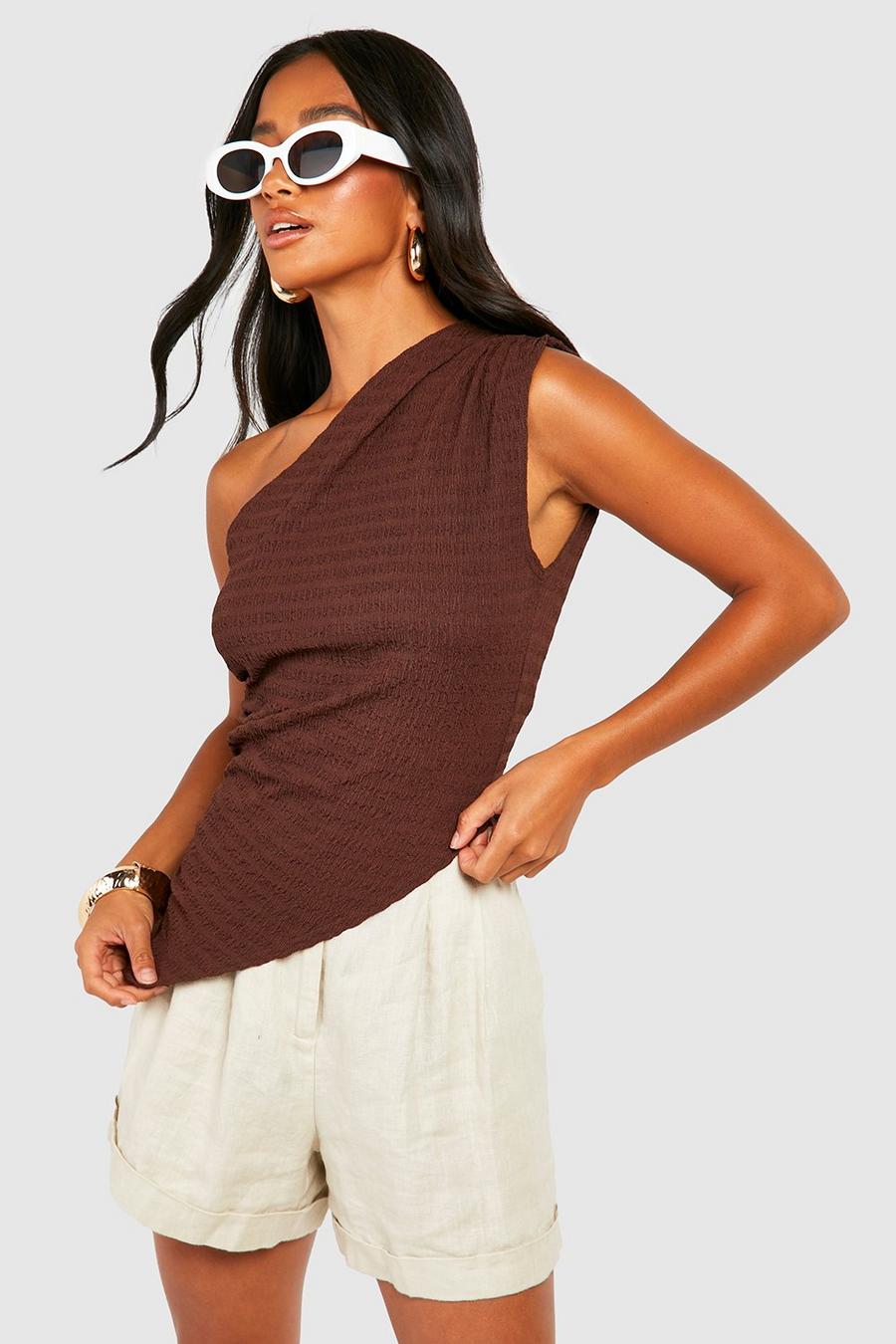 Chocolate Petite Asymmetrische Top Met Textuur