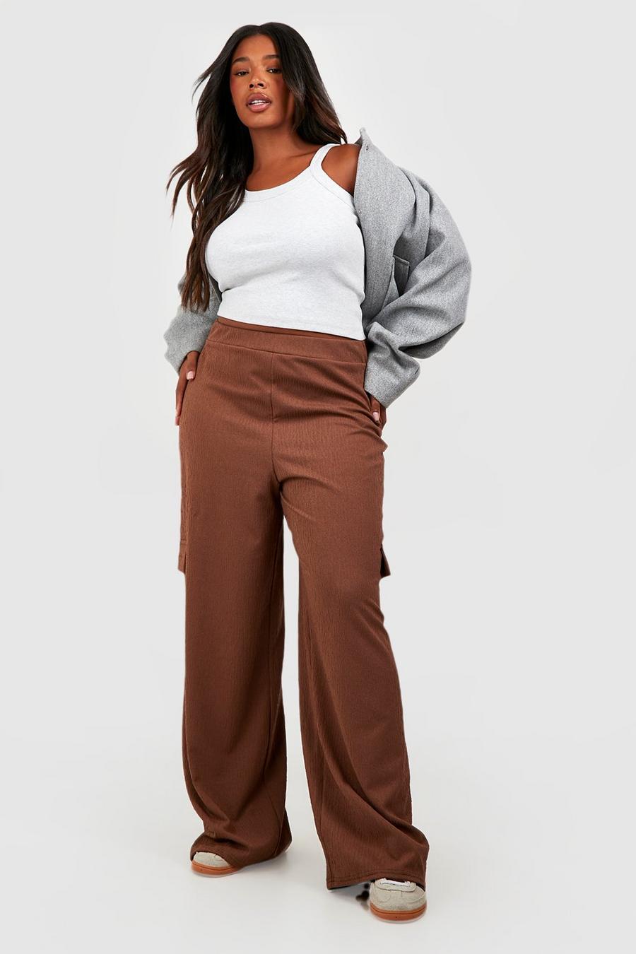 Pantalón Plus cargo de pernera ancha texturizado con bolsillos, Mocha