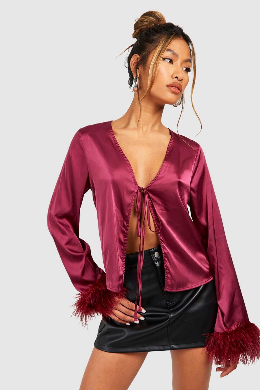 Camisa de raso con atadura frontal y plumas en los puños, Plum