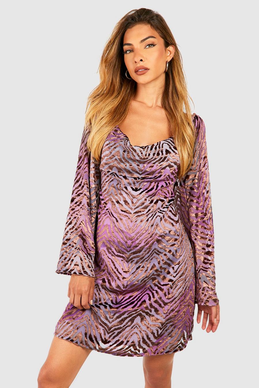Vestido recto de tela devoré con escote plisado y estampado de cebra, Purple