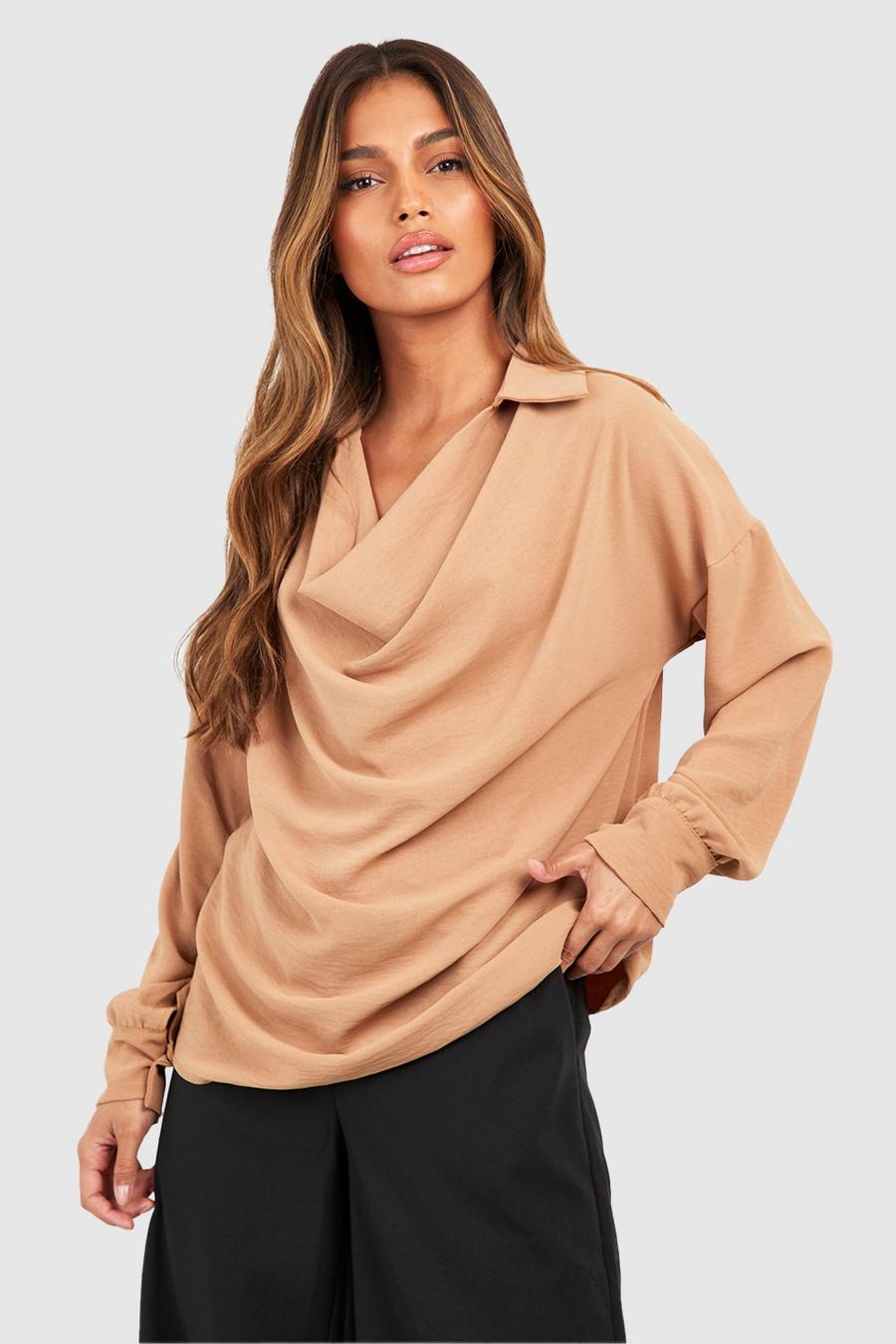 Blusa martillada con escote plisado, Camel