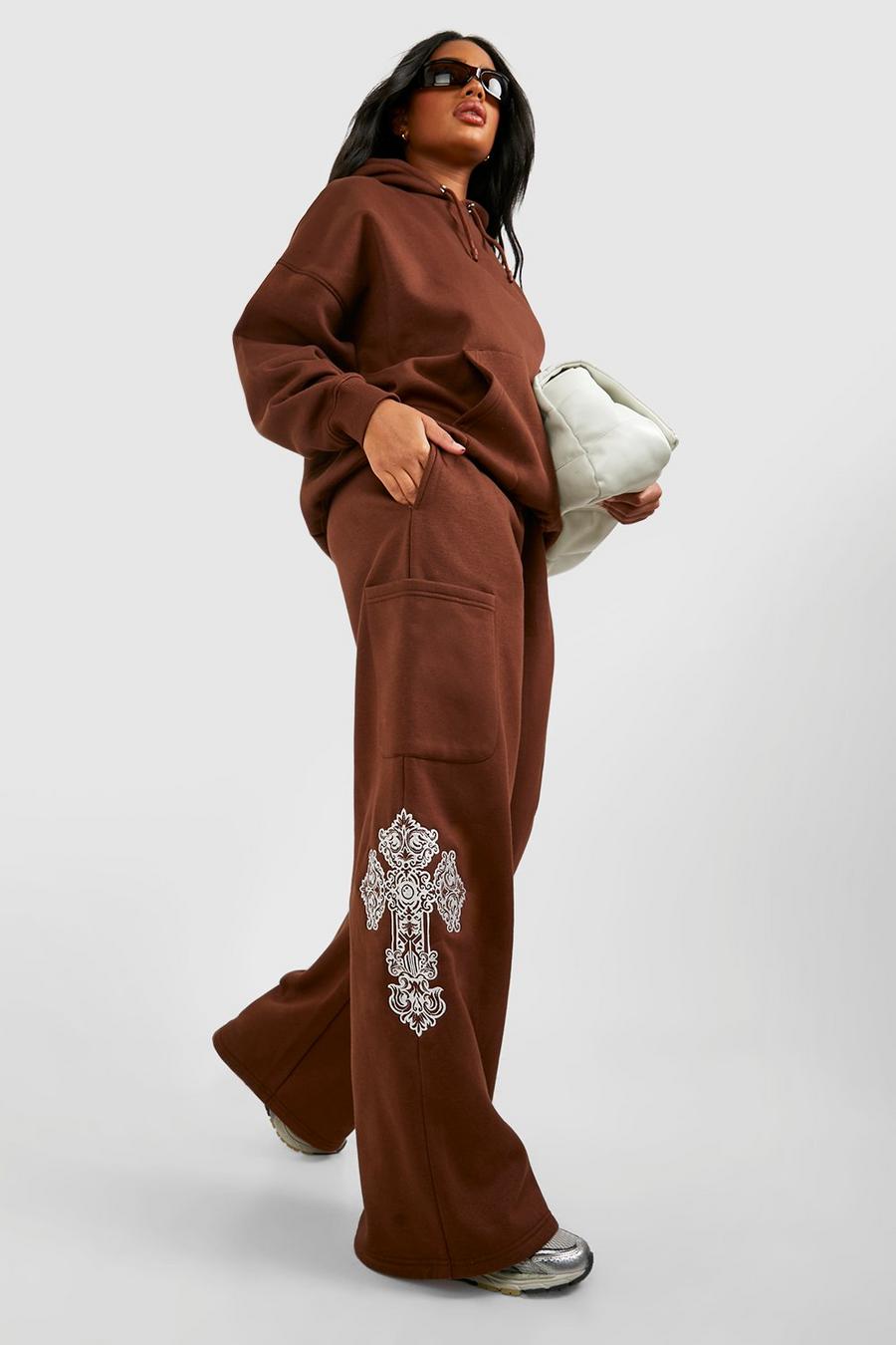Pantalón deportivo de pernera ancha con bolsillos cargo y bordado cruzado, Chocolate