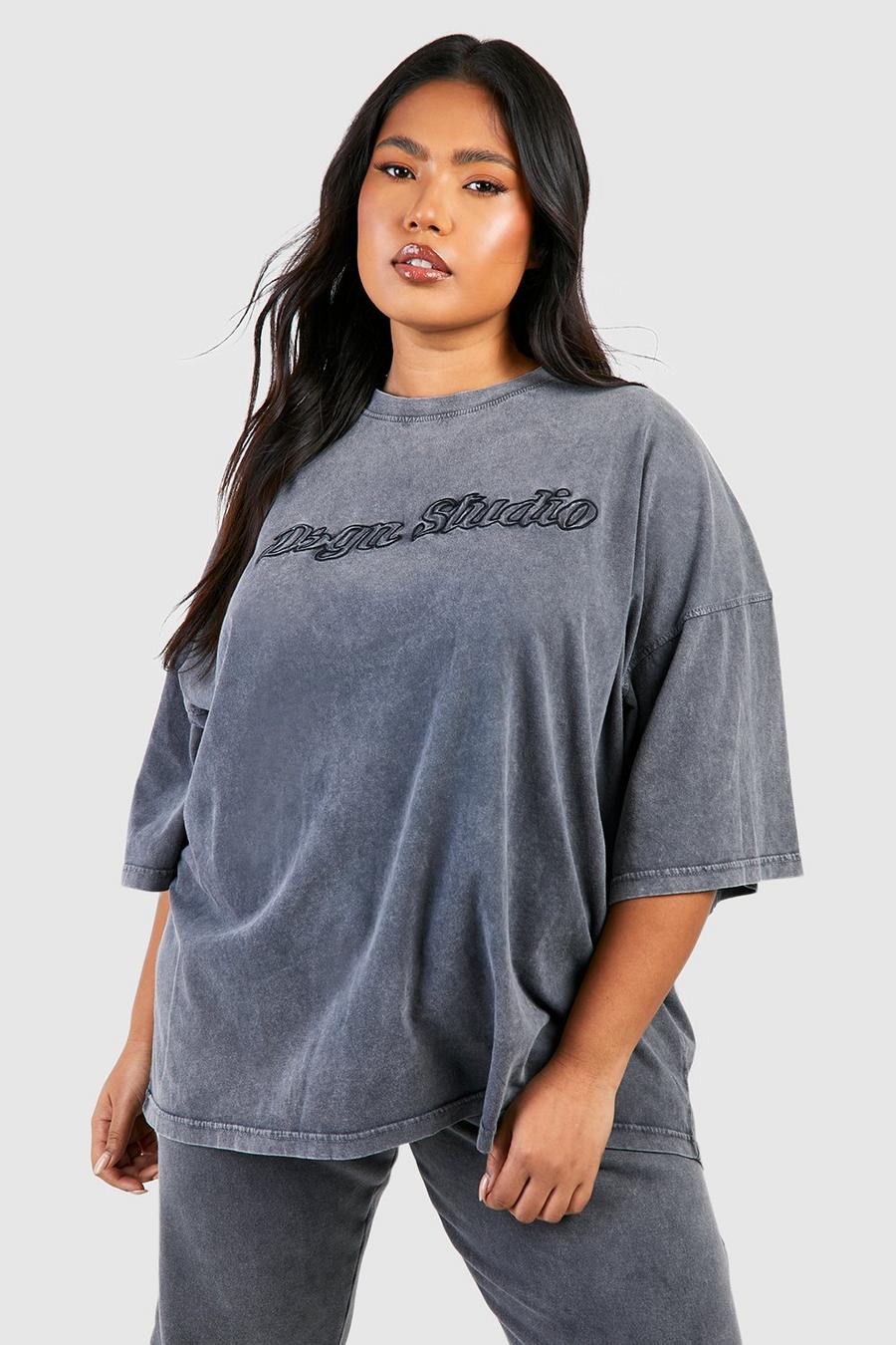Plus Oversize T-Shirt mit Dsgn Studio Stickerei und Acid-Waschung, Charcoal image number 1