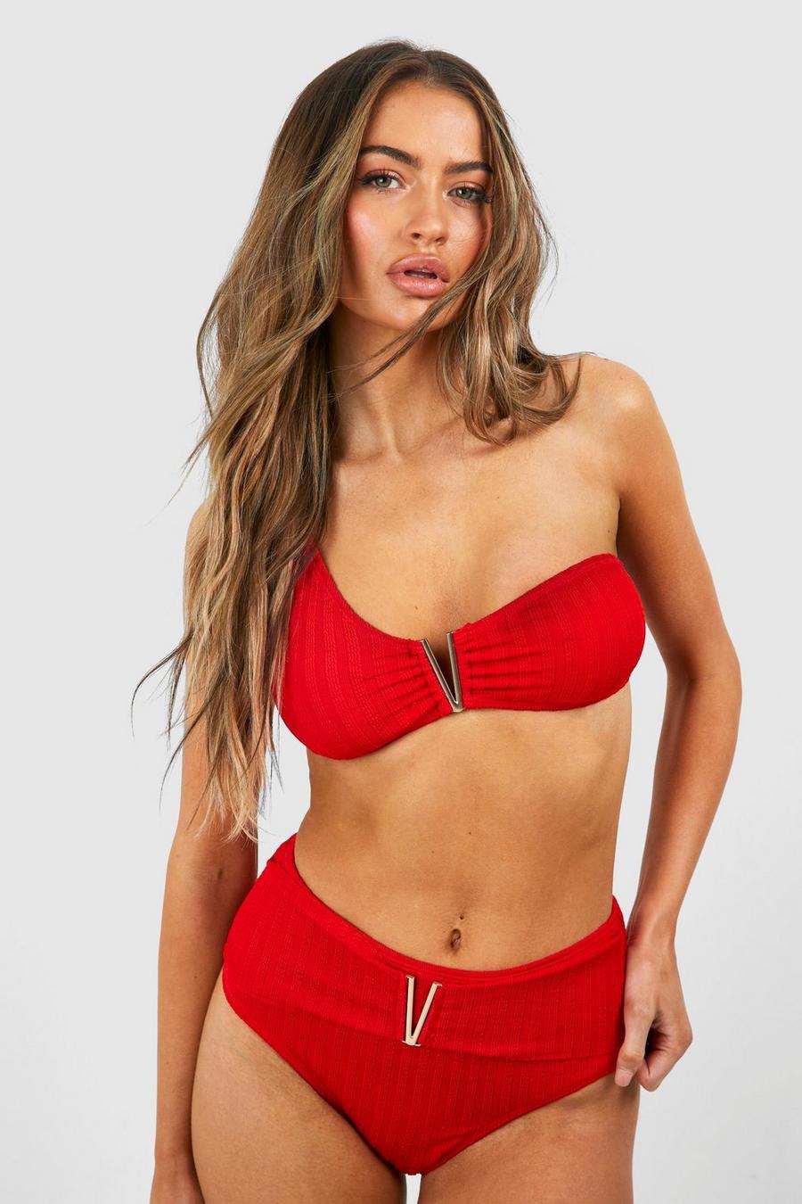 Red Bikini Set Met Textuur, Eén Blote Schouder En Zoom Detail
