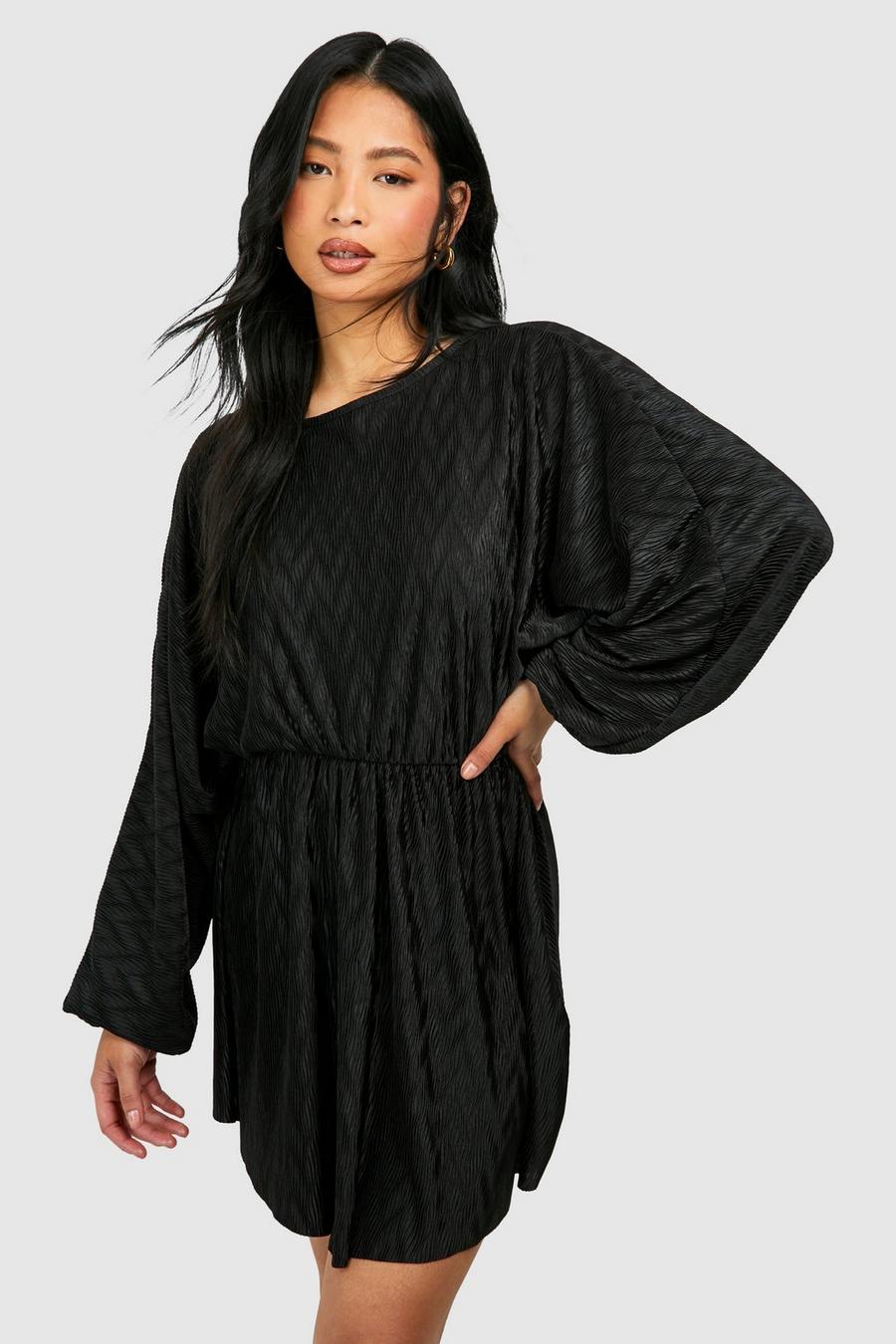 Black Petite Plisserad klänning med struktur och fladdermusärm