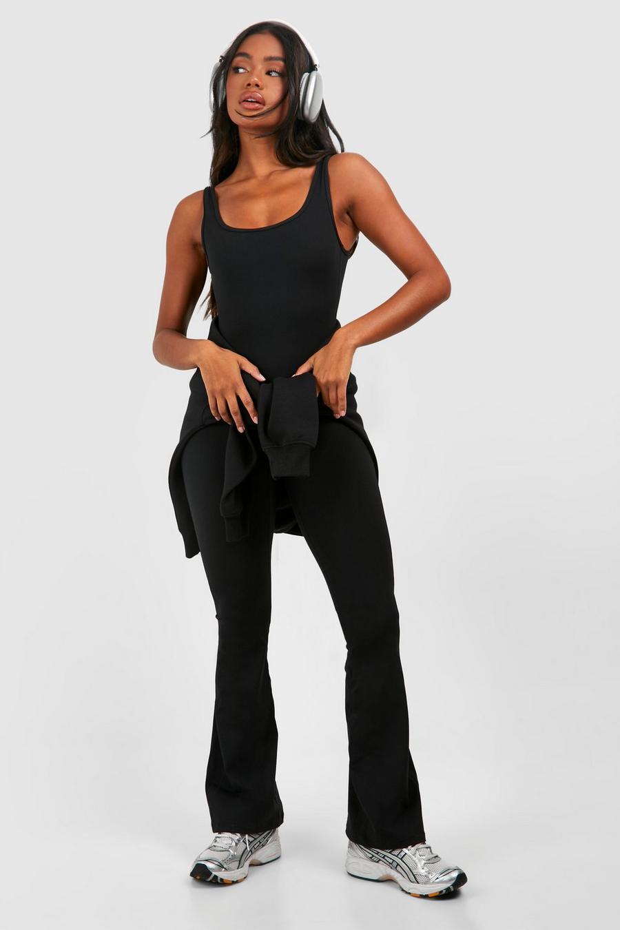 Black Premium Jumpsuit med urringning och utsvängda ben