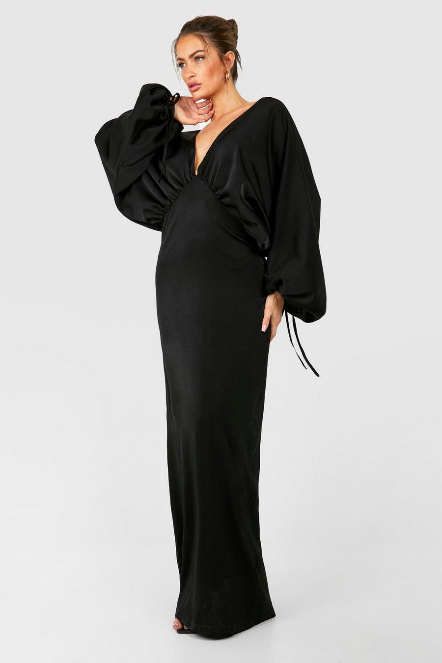 Black Långklänning i satin med låg urringning och blusärm image number 1