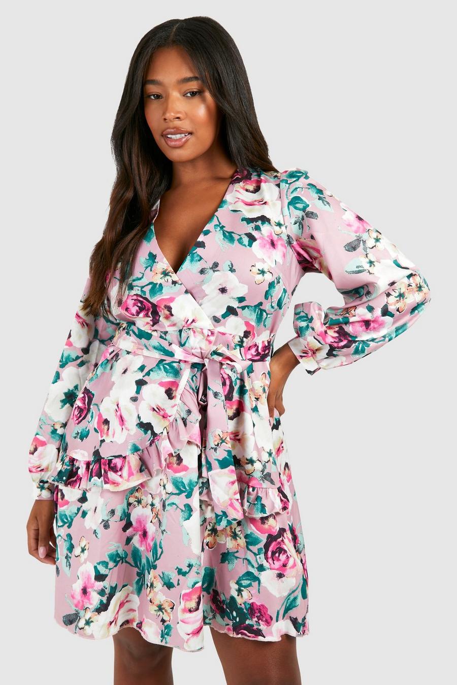 Pink Plus Blommig klänning i omlottmodell med volanger image number 1