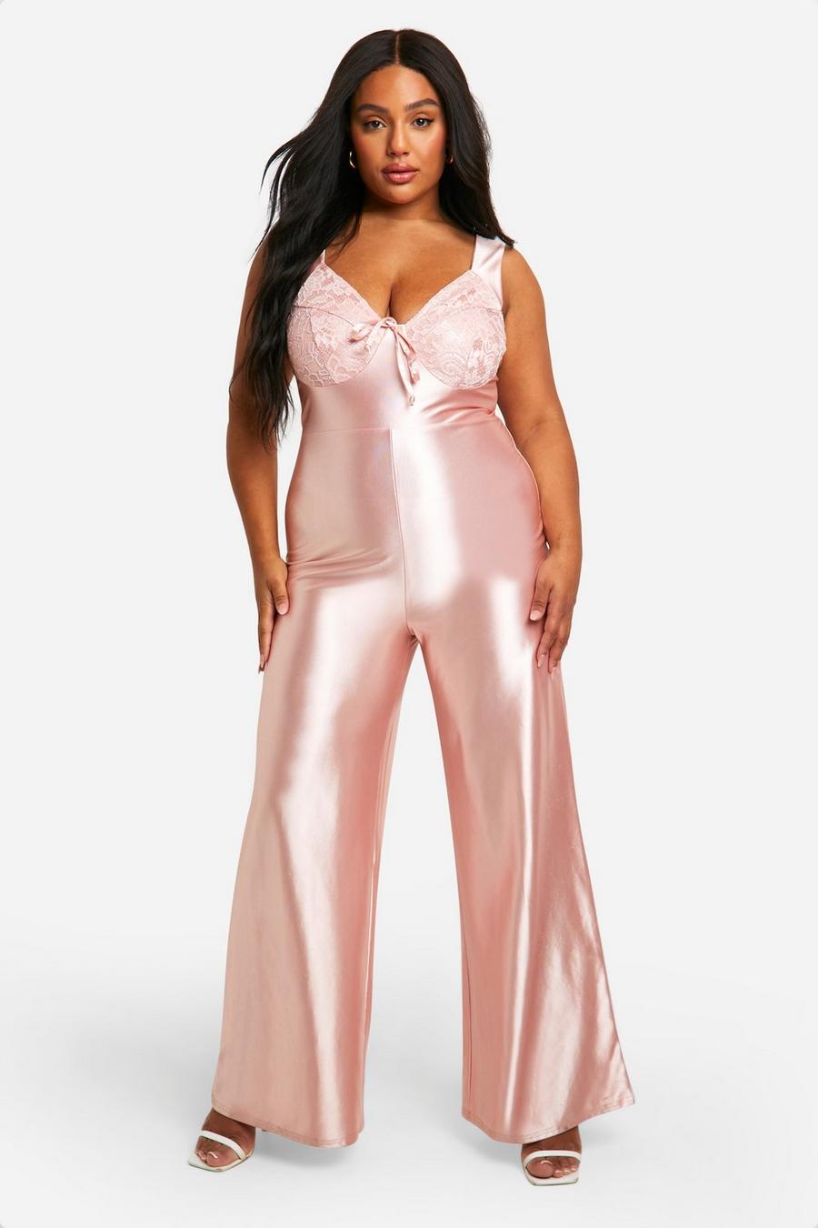 Pink Plus Jumpsuit i satin med spetsdetaljer och vida ben