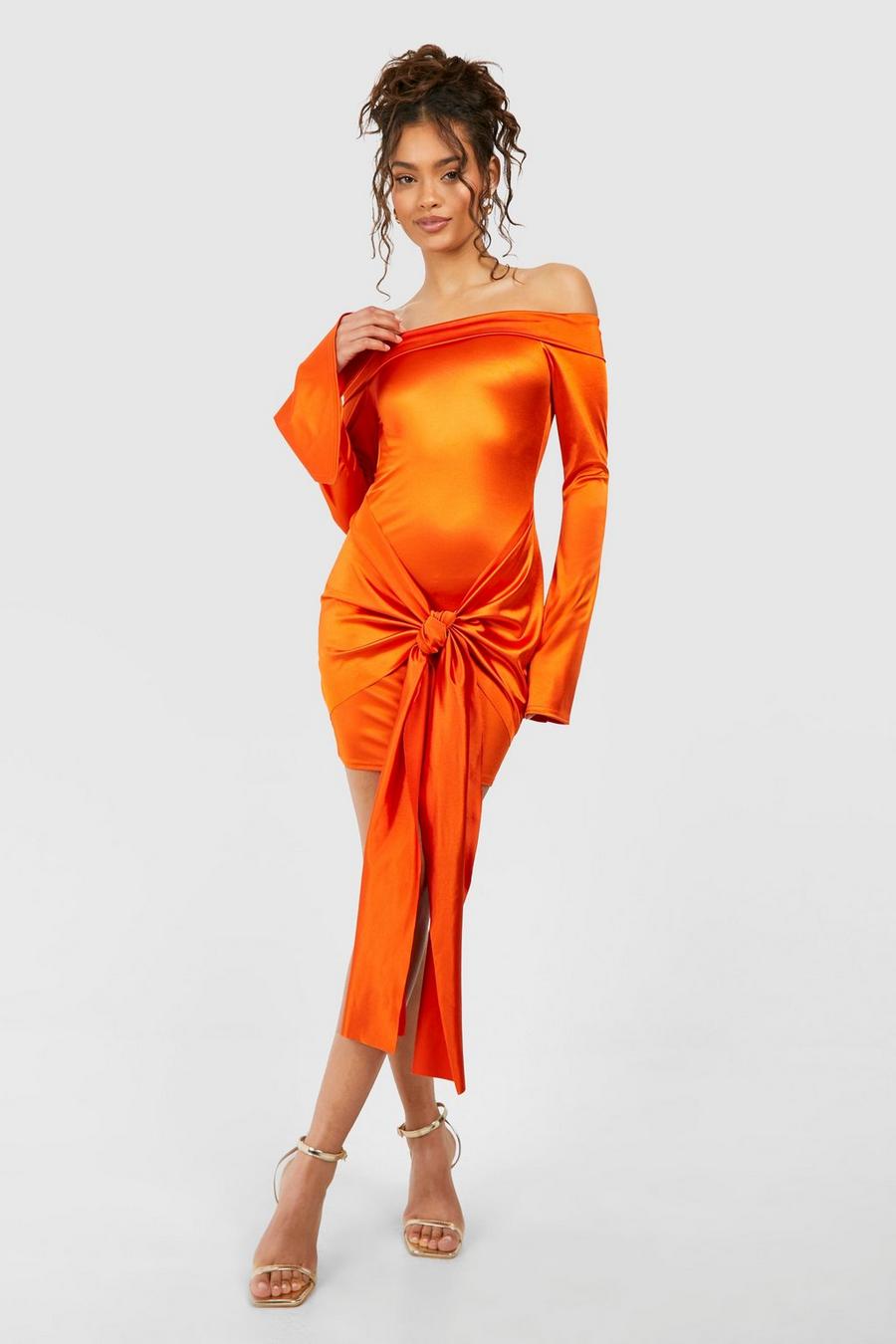Orange Miniklänning i glansigt tyg med knytdetalj