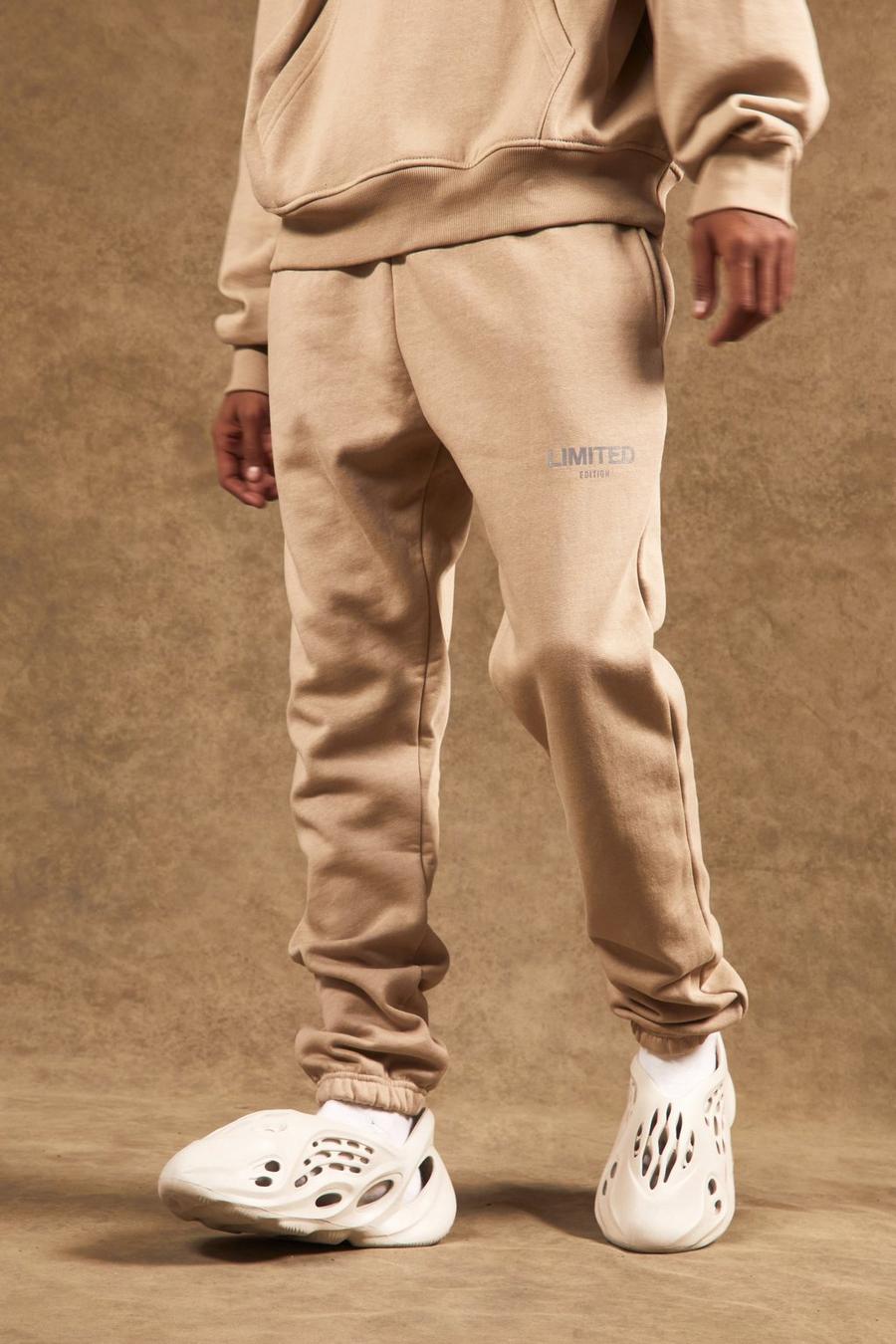 אפור חום מכנסי טרנינג עבים בגזרה רגילה עם כיתוב Limited image number 1