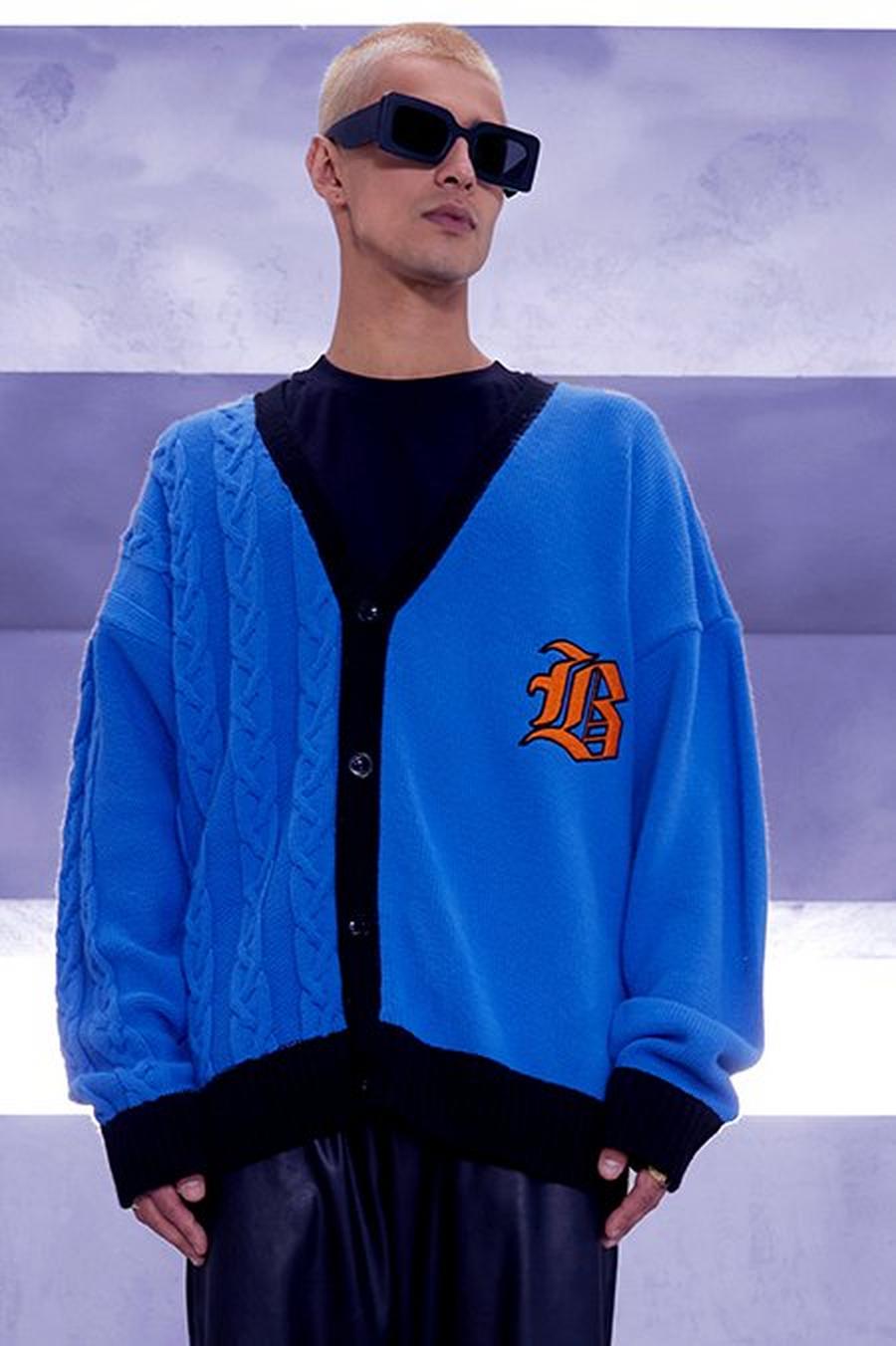 Oversize gespleißter Strick-Cardigan mit Gothic B, Blue image number 1