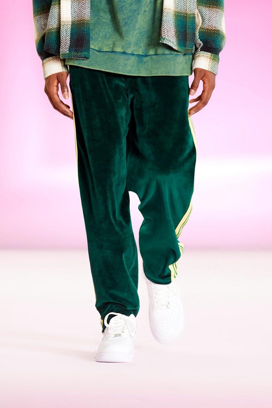 יער מכנסי ריצה מבד דמוי קטיפה בגזרה משוחררת עם פסים וכיתוב Original Man image number 1