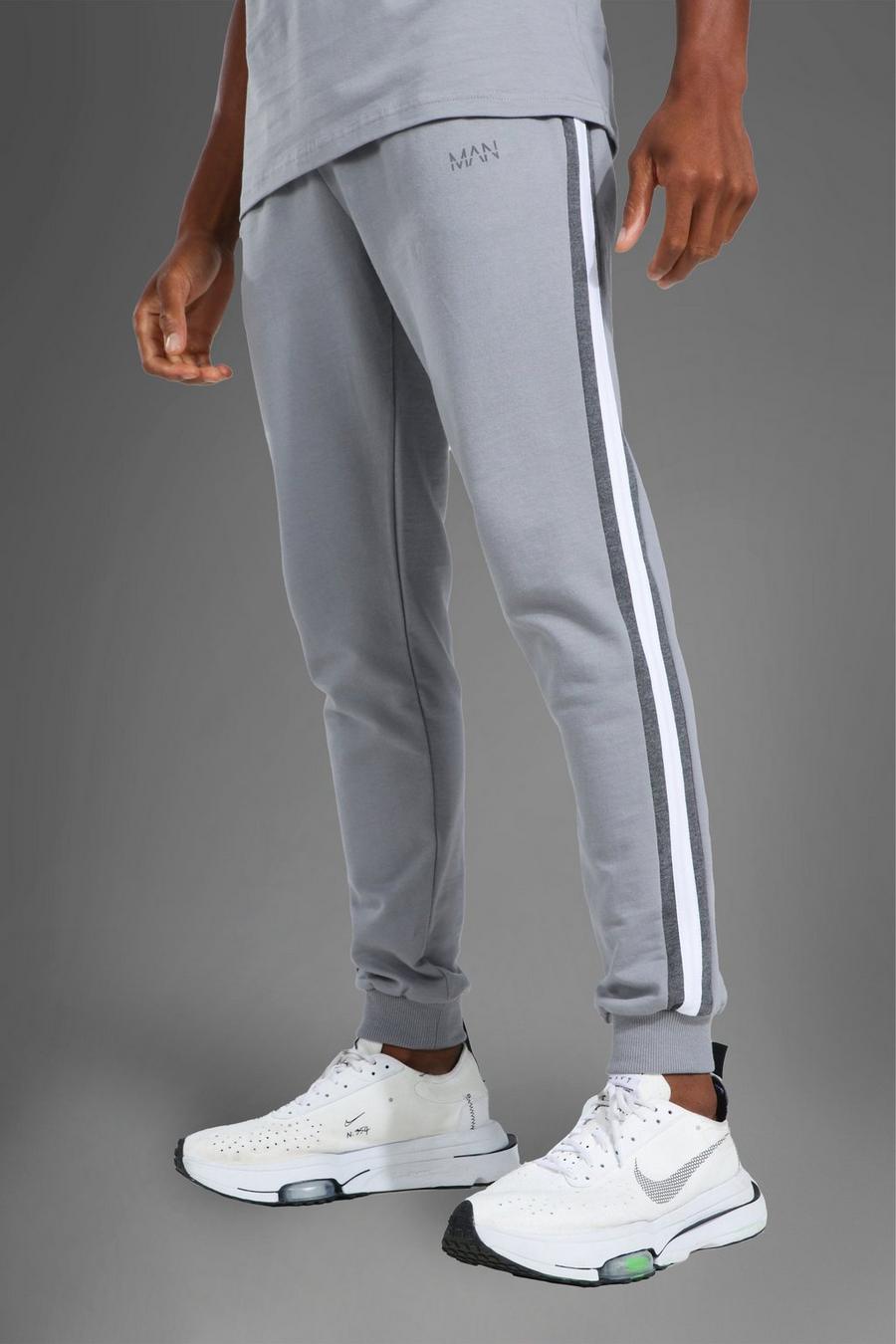 אפור מכנסי ריצה ספורטיביים עם פס בצד וכיתוב Man image number 1