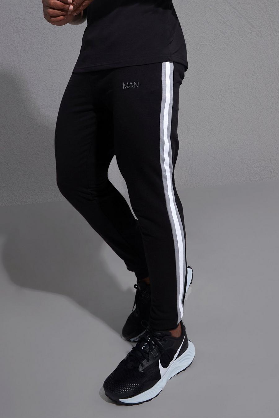 שחור מכנסי ריצה ספורטיביים עם פס בצד וכיתוב Man image number 1