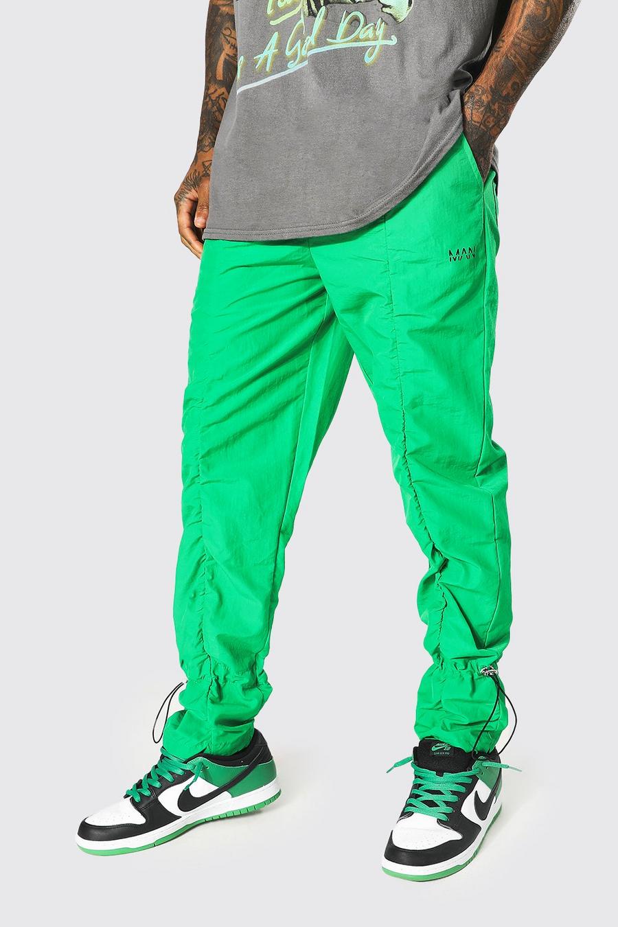 ירוק מכנסיים בגזרה ישרה מבד מעטפת עם כיווצים וכיתוב Man image number 1