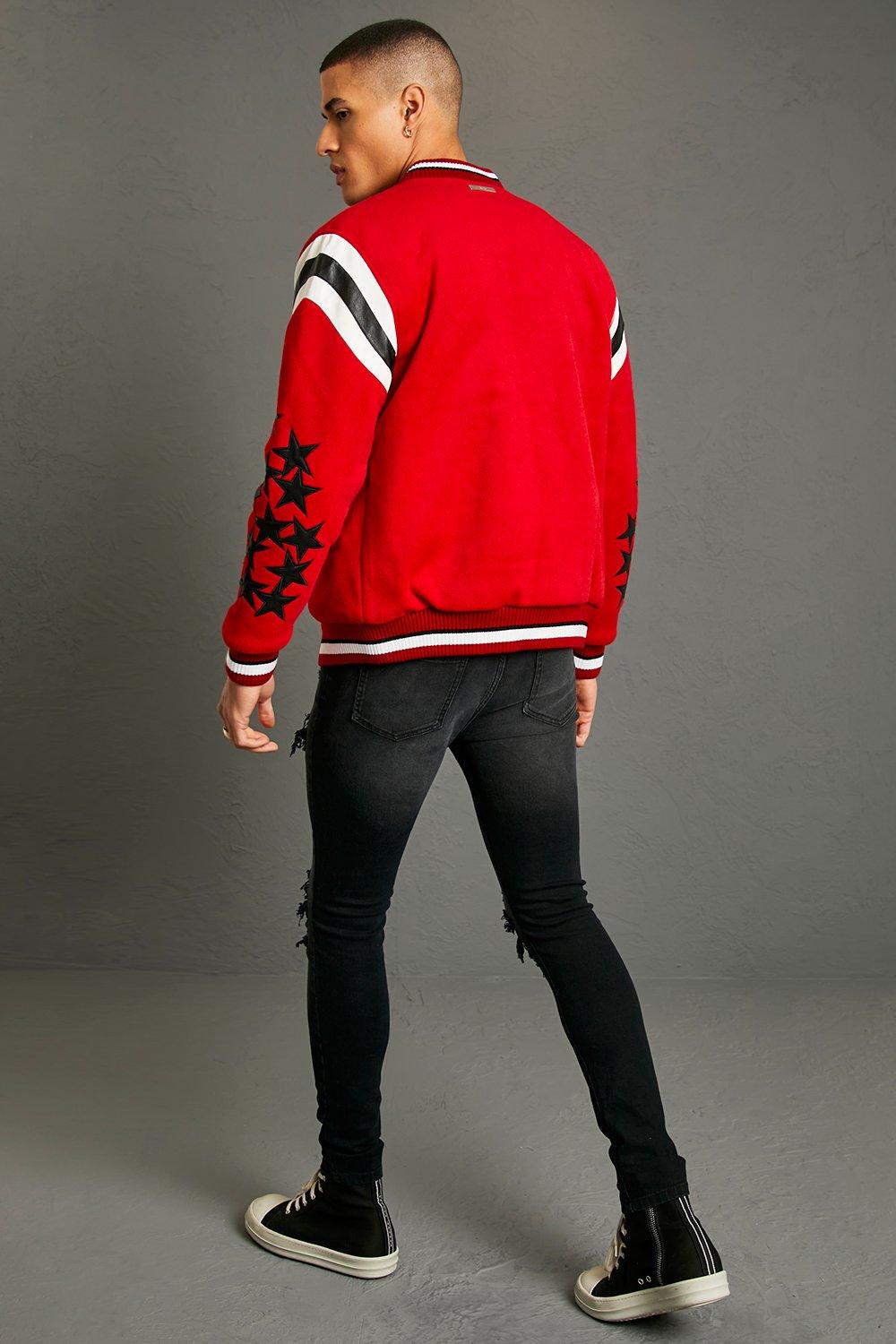 Chaqueta universitaria efecto lana con emblema | boohoo