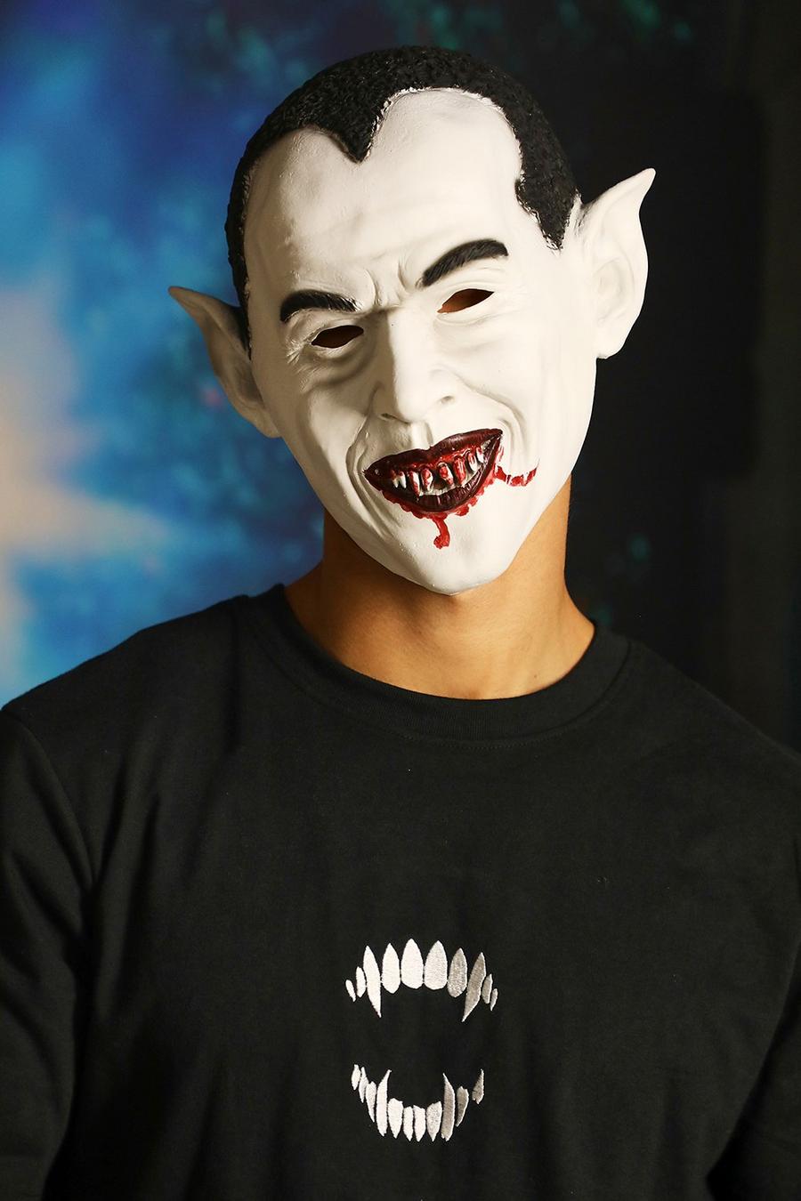 White Halloweenmask Dracula image number 1