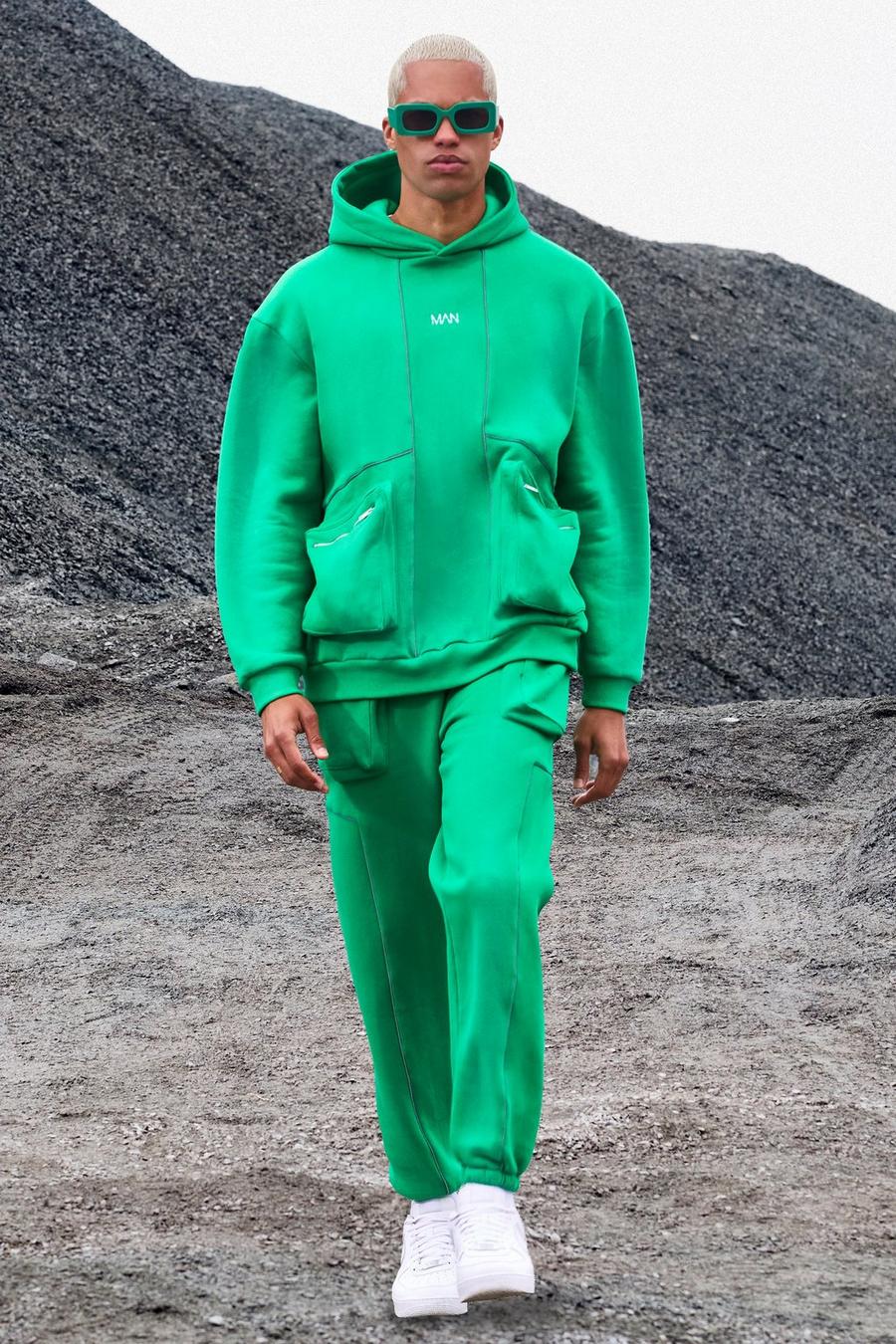 ירוק חליפת טרנינג אוברסייז בסגנון שימושי עם רוכסן, פסים דקים וכיתוב Man image number 1