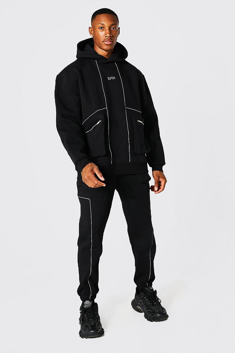שחור חליפת טרנינג אוברסייז בסגנון שימושי עם רוכסן, פסים דקים וכיתוב Man image number 1
