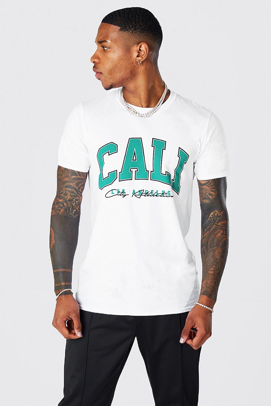White vit Cali T-shirt med tryck i varsitystil image number 1