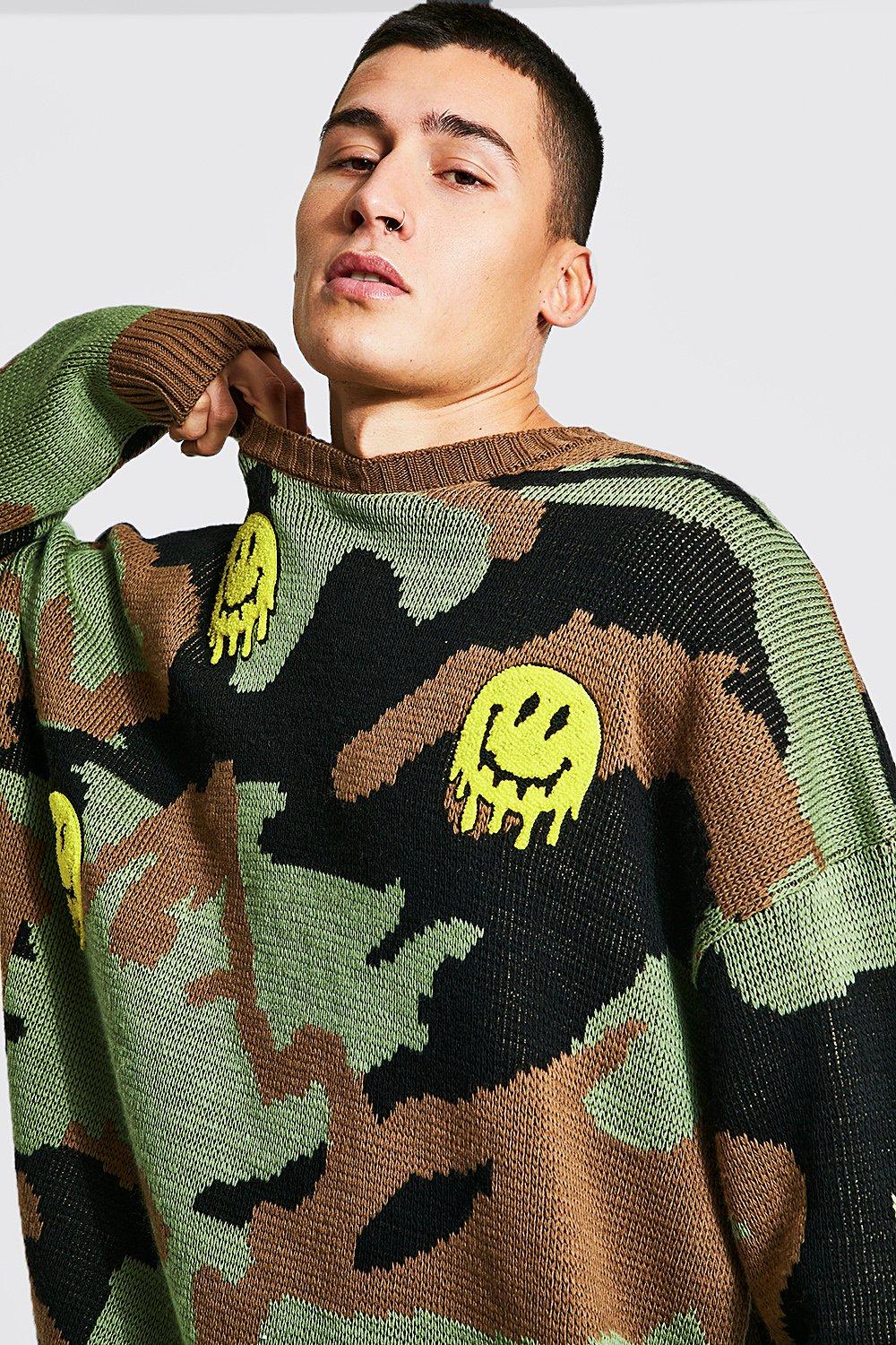 Maglione oversize in maglia in fantasia militare con stemma Smiley boohoo IT